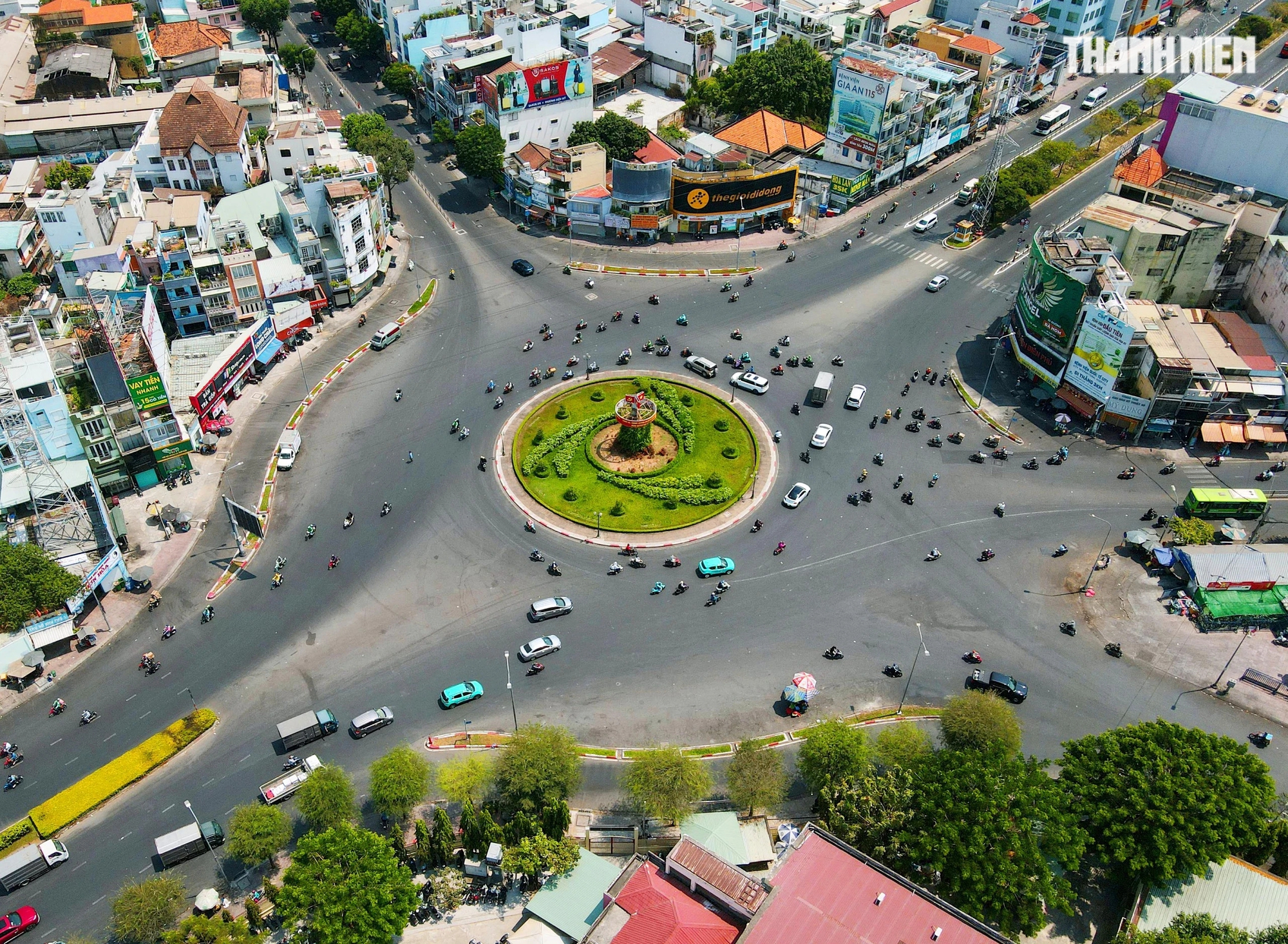 Vòng xoay Phú Lâm, nơi giao nhau của các tuyến đường: Hồng Bàng, Kinh Dương Vương, Bà Hom, Tân Hòa Đông, Nguyễn Văn Luông