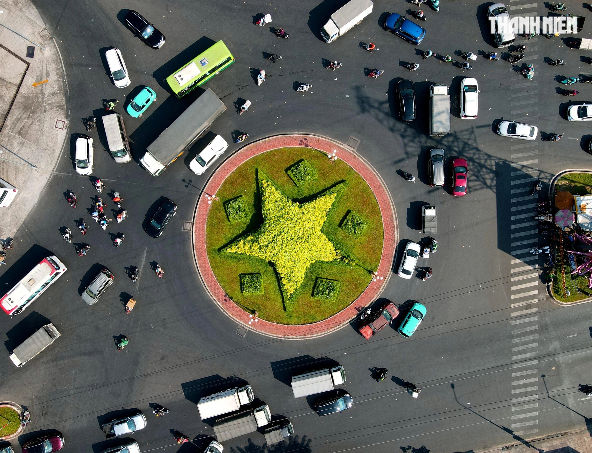 Hiện tại vòng xoay mũi tàu Phú Lâm được phủ cây xanh hình ngôi sao năm cánh, nhìn từ trên cao