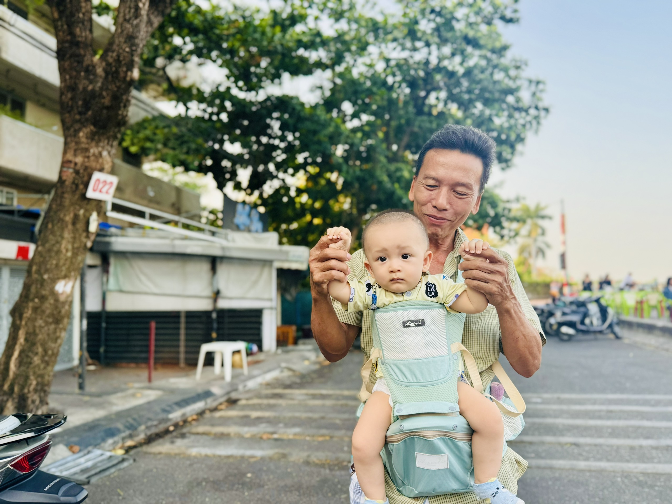 Ông Linh tranh thủ bế cháu đi dạo sau giờ làm