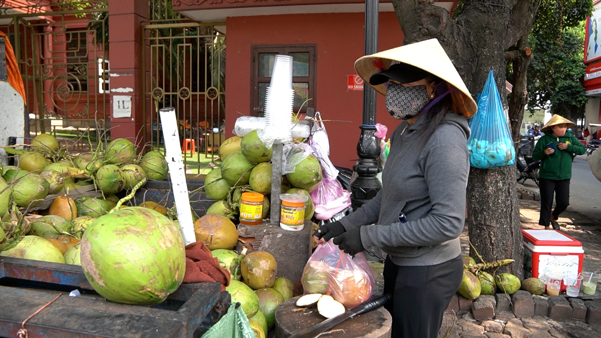 Nhu cầu tăng cao, mỗi ngày chị Thảo bán được hơn 200 trái dừa