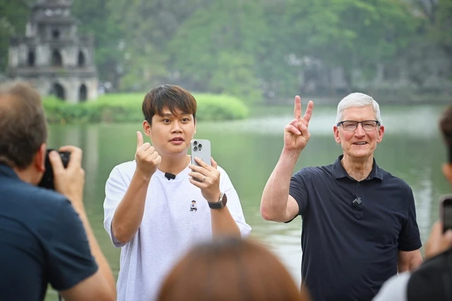 CEO Apple hào hứng khi giao lưu cùng content creator Duy Thẩm tại Hồ Gươm
