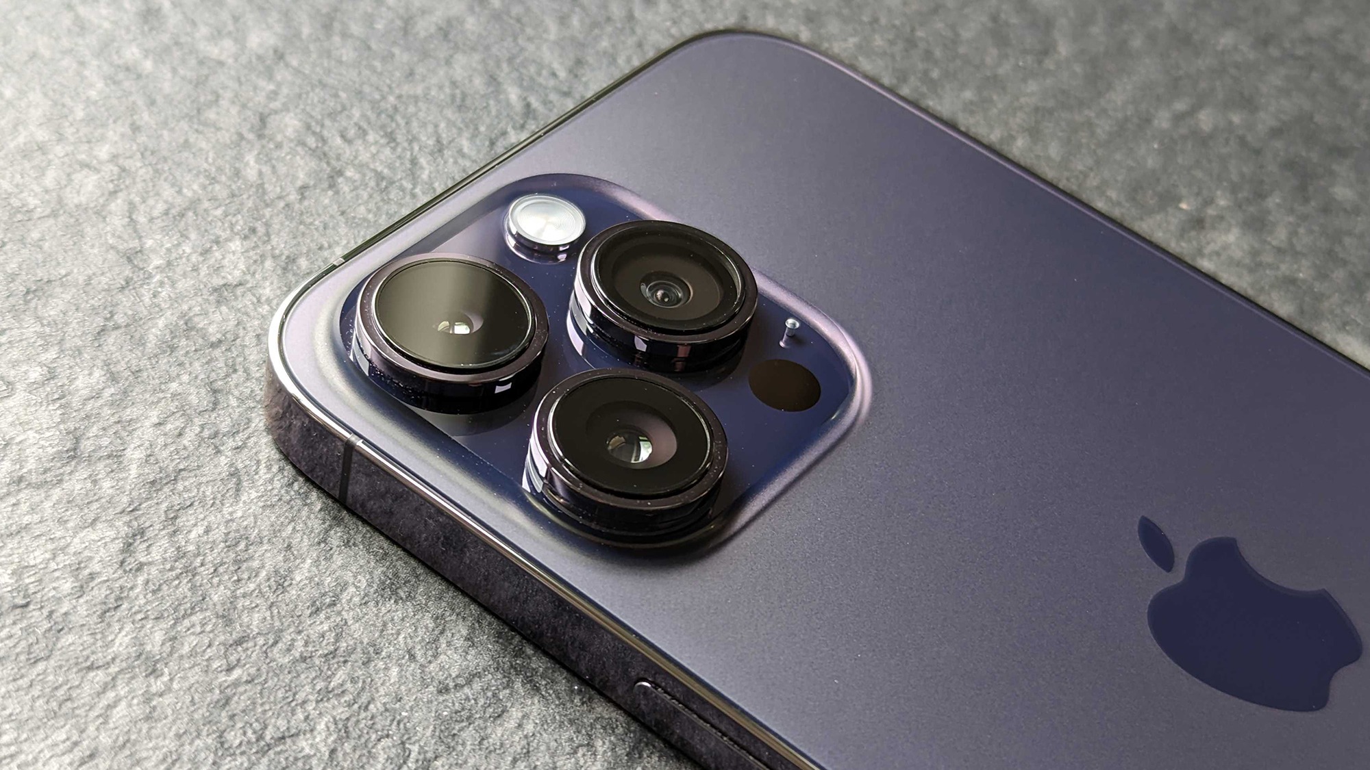 Apple cải tiến ống kính camera trên iPhone 16 Pro