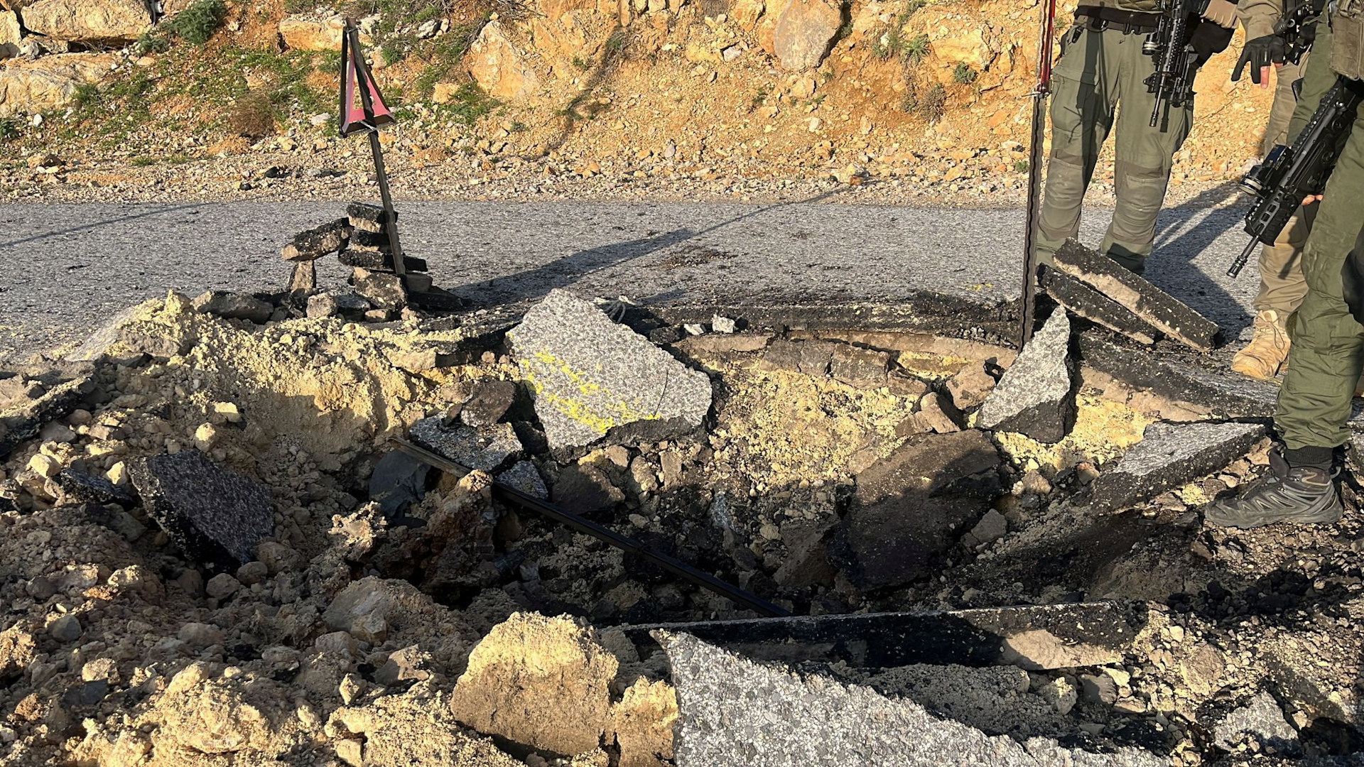 Một con đường bị hư hại, sau cuộc tấn công bằng máy bay không người lái và tên lửa của Iran, tại một địa điểm được cho là khu vực Hermon (Israel), ngày 14.4.2024