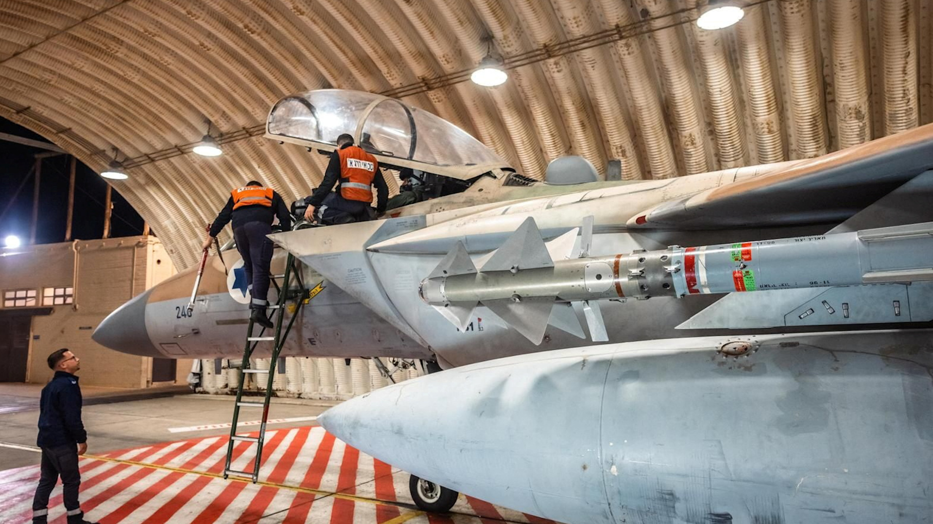 Chiếc F-15 Eagle của Không quân Israel trong một nhà chứa máy bay, được cho là đang thực hiện nhiệm vụ đánh chặn một cuộc tấn công bằng máy bay không người lái và tên lửa của Iran nhằm vào Israel, ngày 14.4.2024