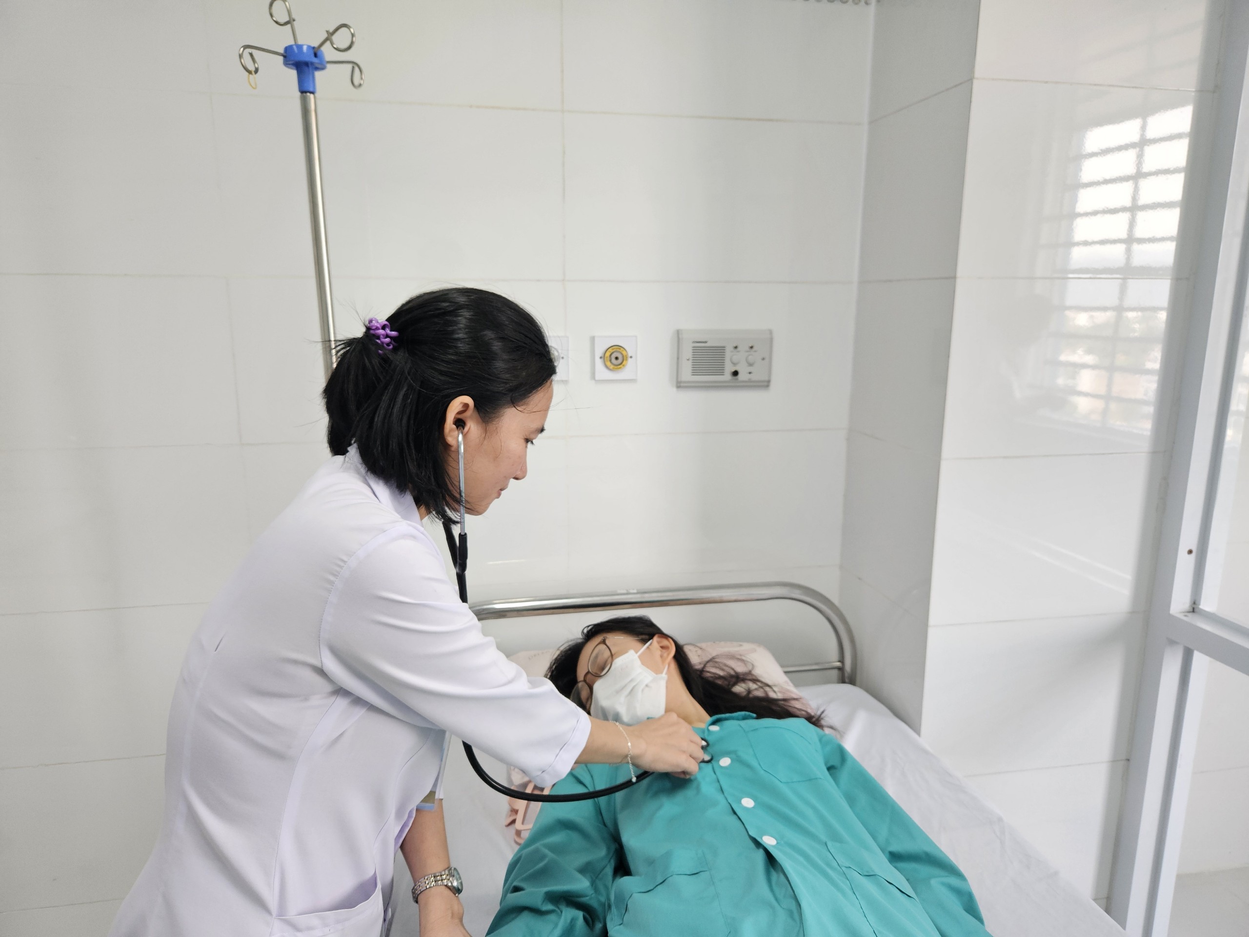 12 học sinh Nha Trang ngộ độc: Phát hiện khuẩn Salmonella ở khay đựng thức ăn - Ảnh 1. Một học sinh ngộ độc được điều trị trong bệnh viện