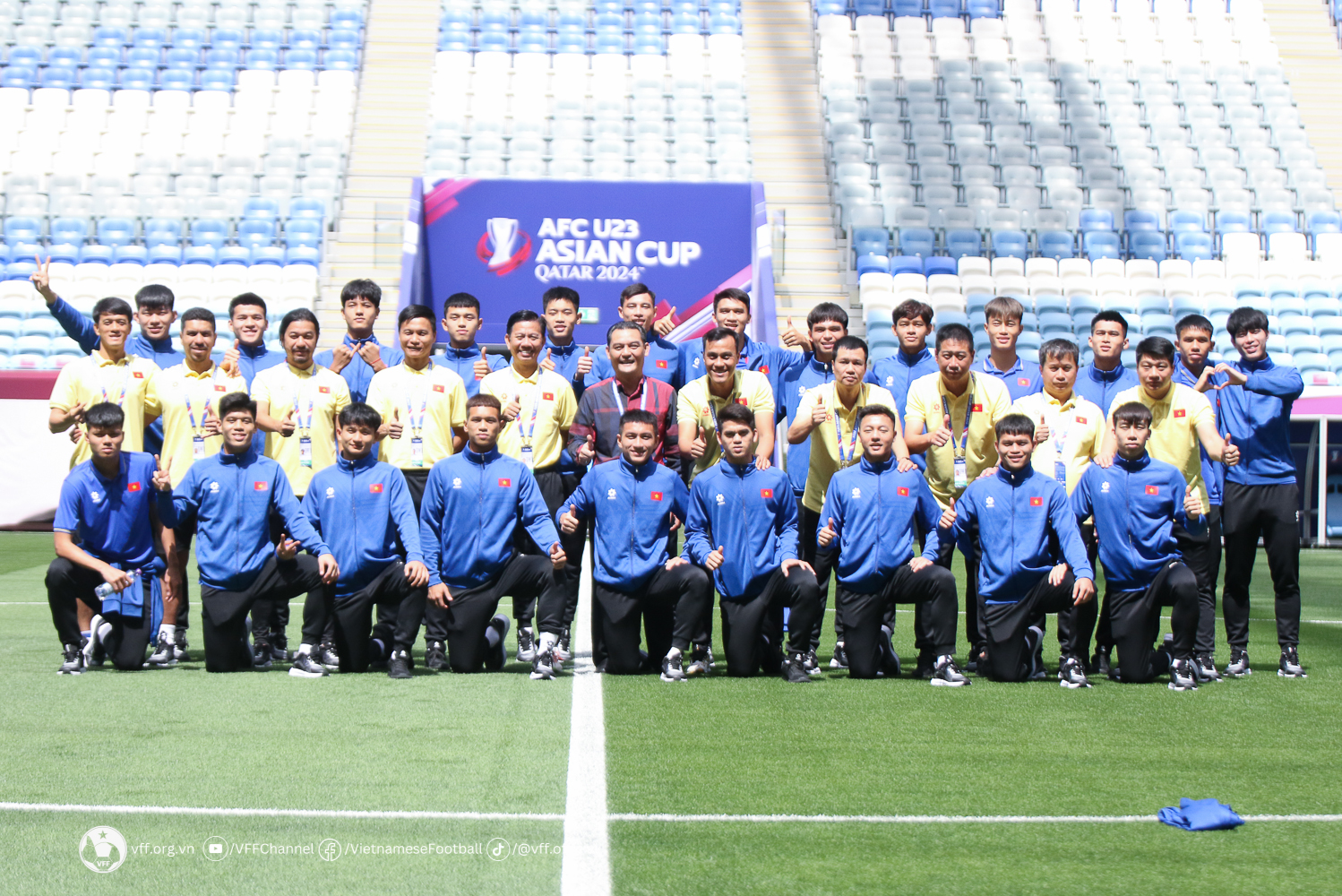 Toàn đội U.23 Việt Nam lưu lại kỷ niệm tại sân Al Janoub, Qatar