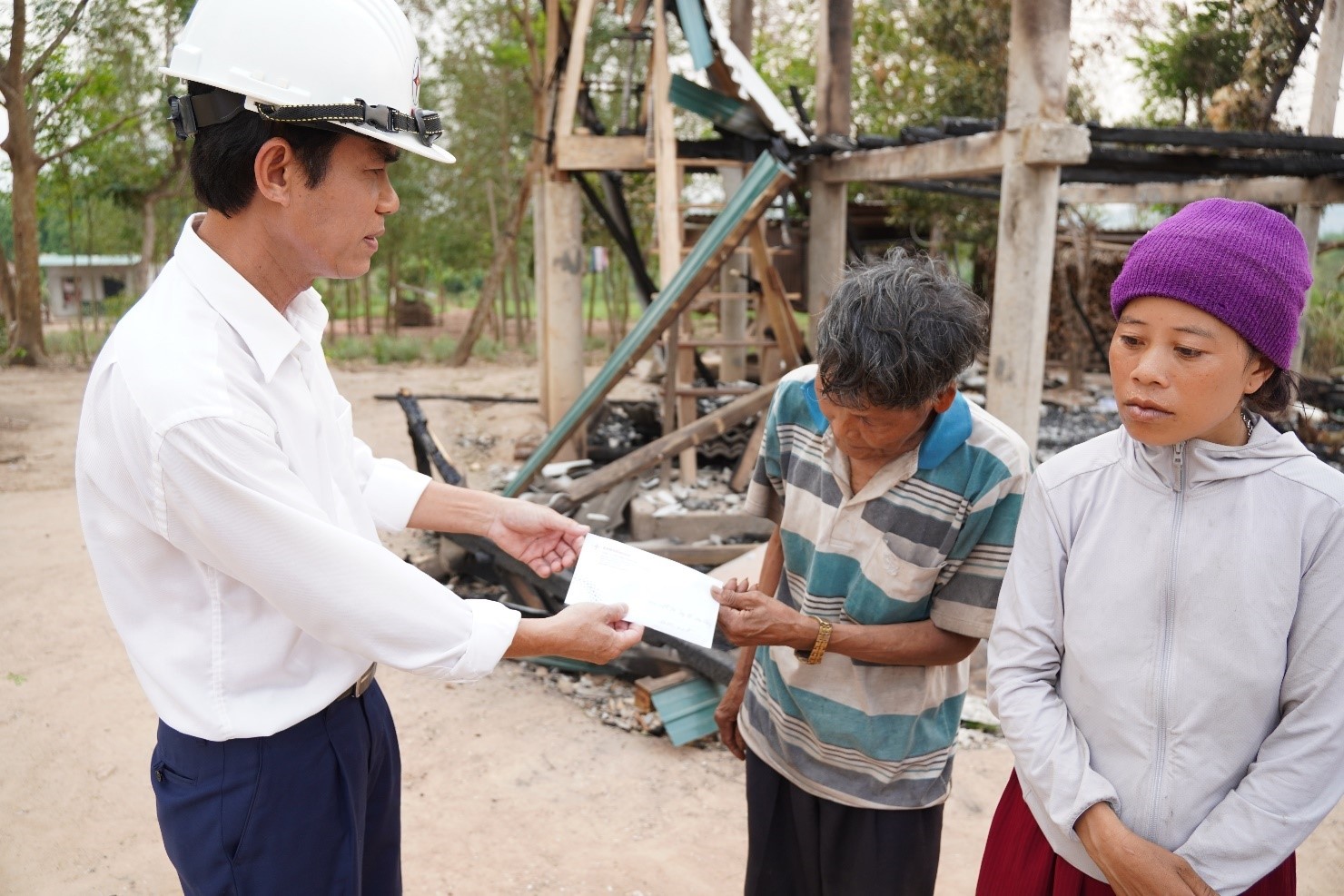 Ông Nguyễn Thanh Hùng, Giám đốc Công ty Thủy điện Quảng Trị trao quà hỗ trợ cho gia đình ông Hồ Văn Cang
