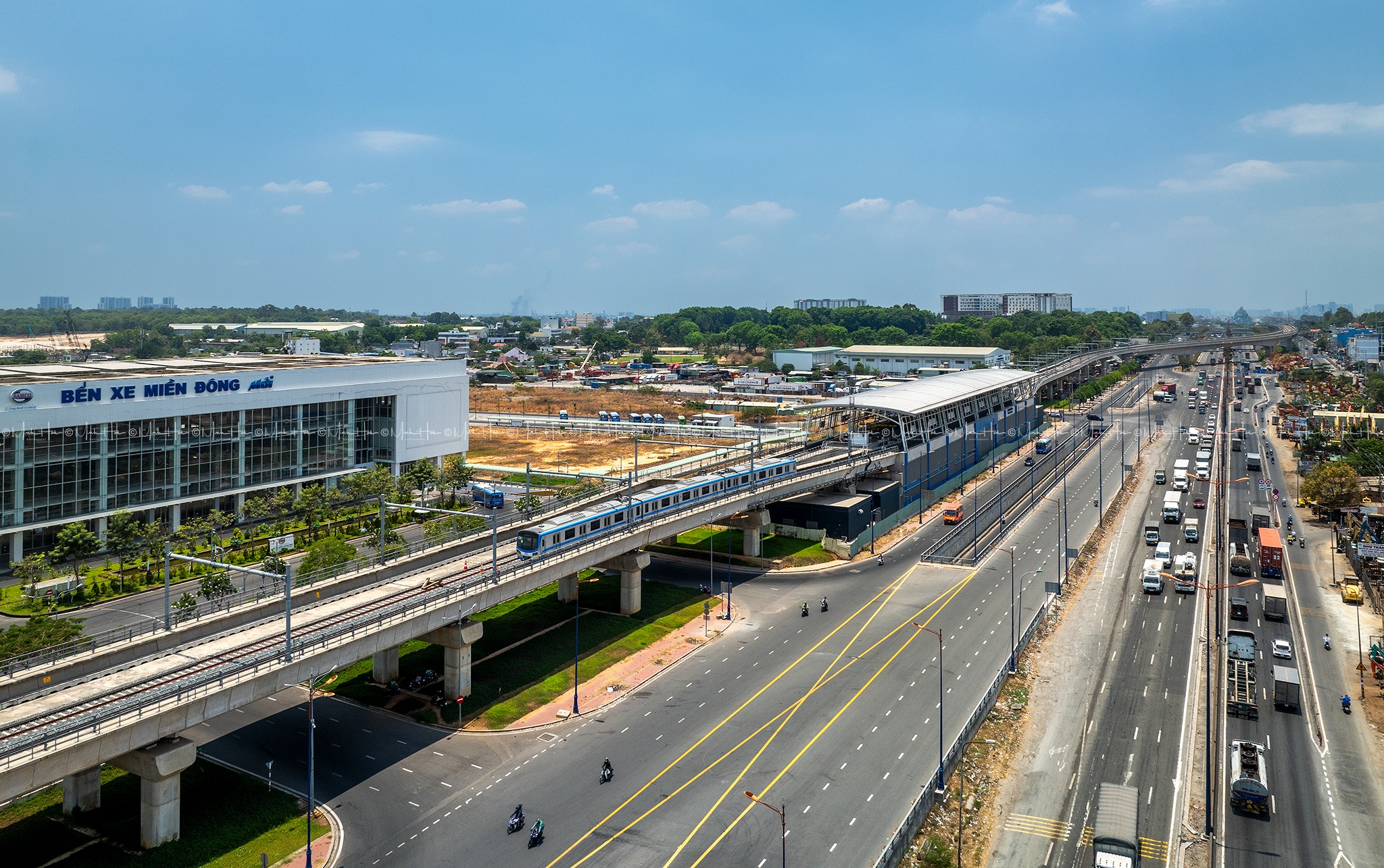 Ga Bến xe Suối Tiên là nhà ga thứ 14 của tuyến metro số 1, được kết nối trực tiếp với Bến xe Miền Đông mới, có chiều dài 137,5m, rộng 19m, cao 15,75m (ga loại D)