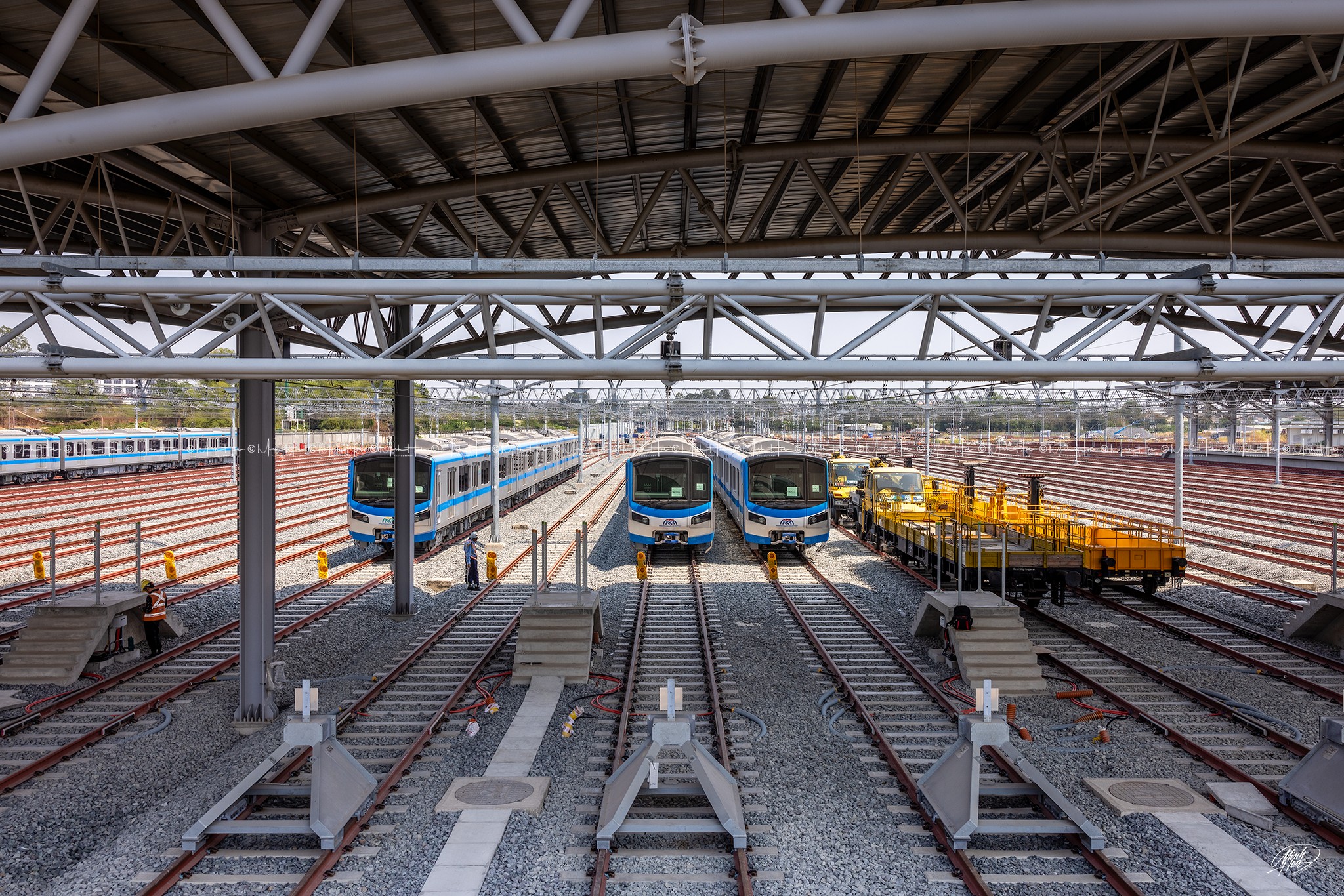 Tuyến metro số 1 có tổng cộng 17 đoàn tàu, mỗi đoàn gồm 3 toa xe với chiều dài đoàn xe là 61,5m, tốc độ thiết kế 110 km/giờ đối với đoạn trên cao và 80 km/giờ với đoạn hầm. Hiện các đoàn tàu đang được tập kết tại Depot Long Bình