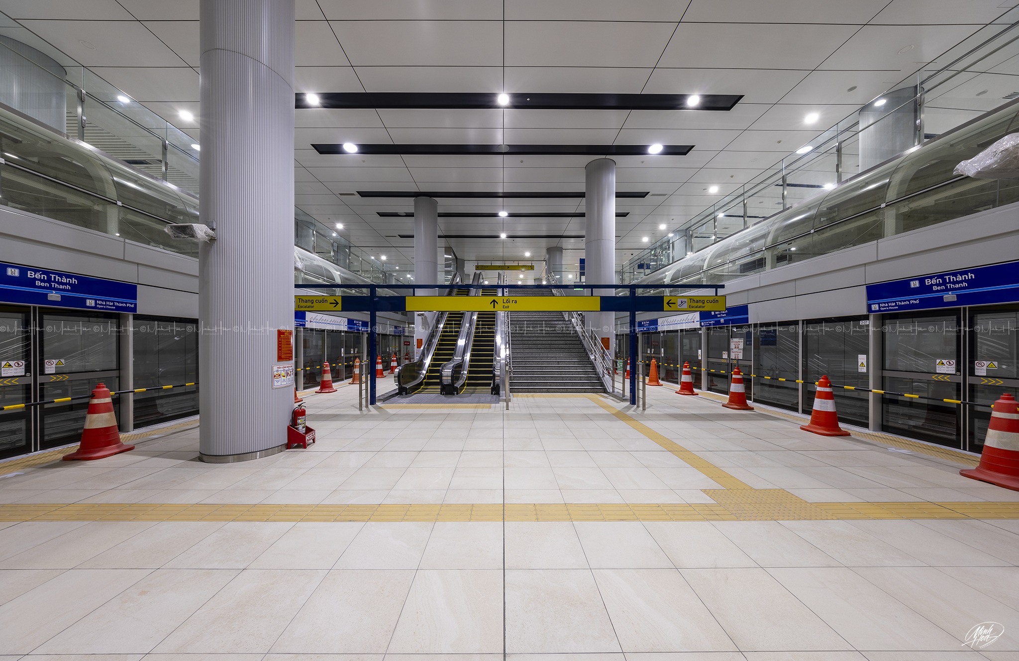 Ga Trung tâm Bến Thành là nhà ga lớn nhất của mạng lưới đường sắt đô thị thành phố với chiều dài 236m, rộng 60m, độ sâu 32m. Ngoài phục vụ hành khách tuyến metro số 1, ga Trung tâm Bến Thành còn là điểm trung chuyển, kết nối các tuyến metro khác và các địa danh ở khu vực trung tâm thành phố như chợ Bến Thành, Công viên 23/9 thông qua 6 lối lên xuống