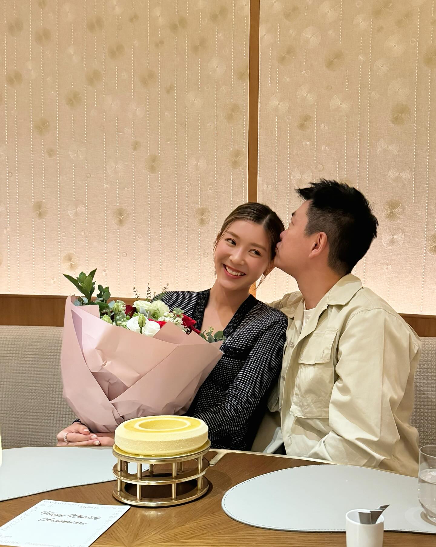 Năm 2020, khi sự nghiệp đang trên đà thăng tiến, Dư Hương Ngưng lựa chọn kết hôn với doanh nhân Lục Chánh Độ hơn cô 13 tuổi. Cô sinh con gái đầu lòng hồi 2021 và đón con trai thứ hai vào năm 2023.