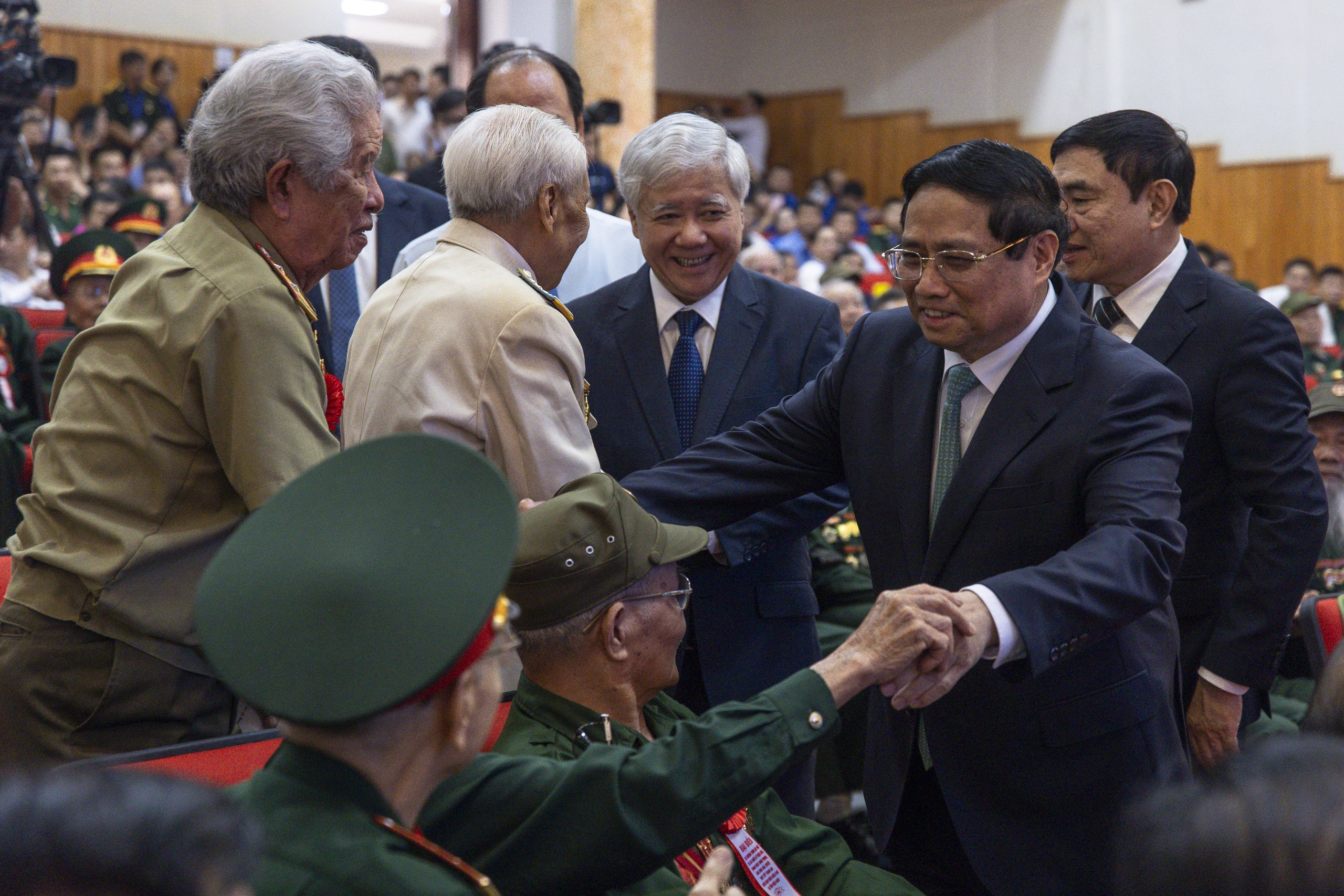 Thủ tướng Phạm Minh Chính cùng các đại biểu chiến sĩ Điện Biên, thanh niên xung phong, dân công hỏa tuyến tham gia chiến dịch Điện Biên Phủ tại buổi gặp mặt