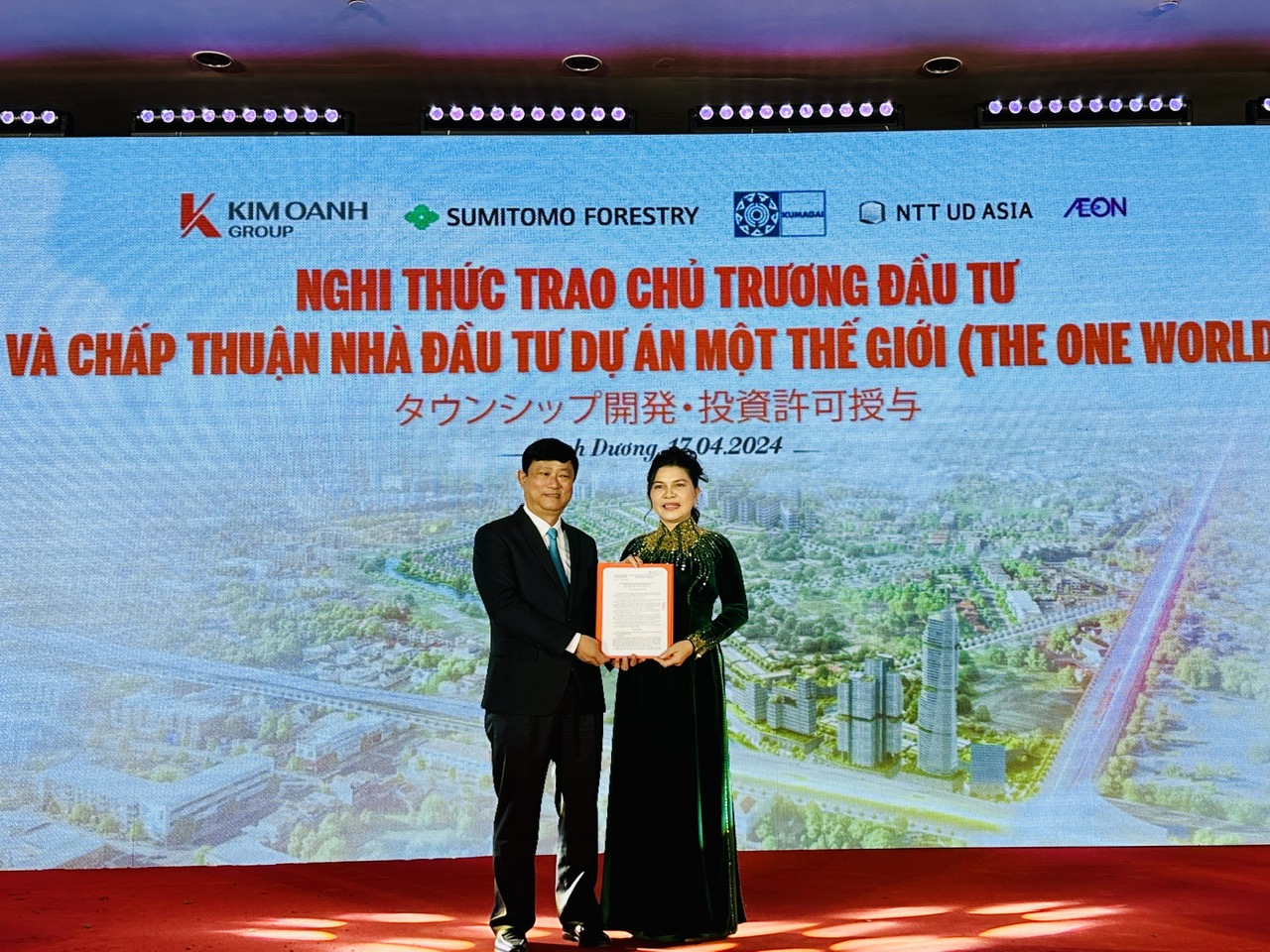 Ông Võ Văn Minh, Chủ tịch UBND tỉnh Bình Dương trao quyết định chấp thuận chủ trương đầu tư dự án