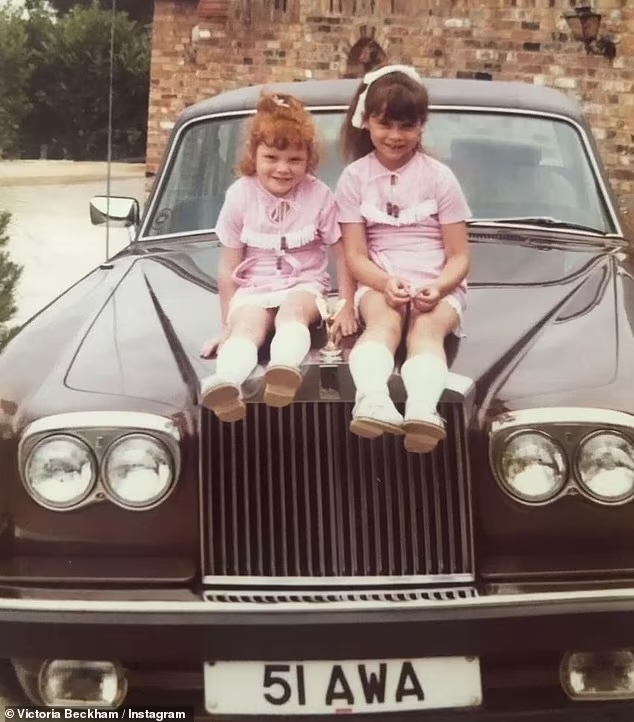 David Beckham chia sẻ ảnh chụp thời thơ ấu của Victoria và chị gái Louise tạo dáng bên chiếc Rolls Royce của bố