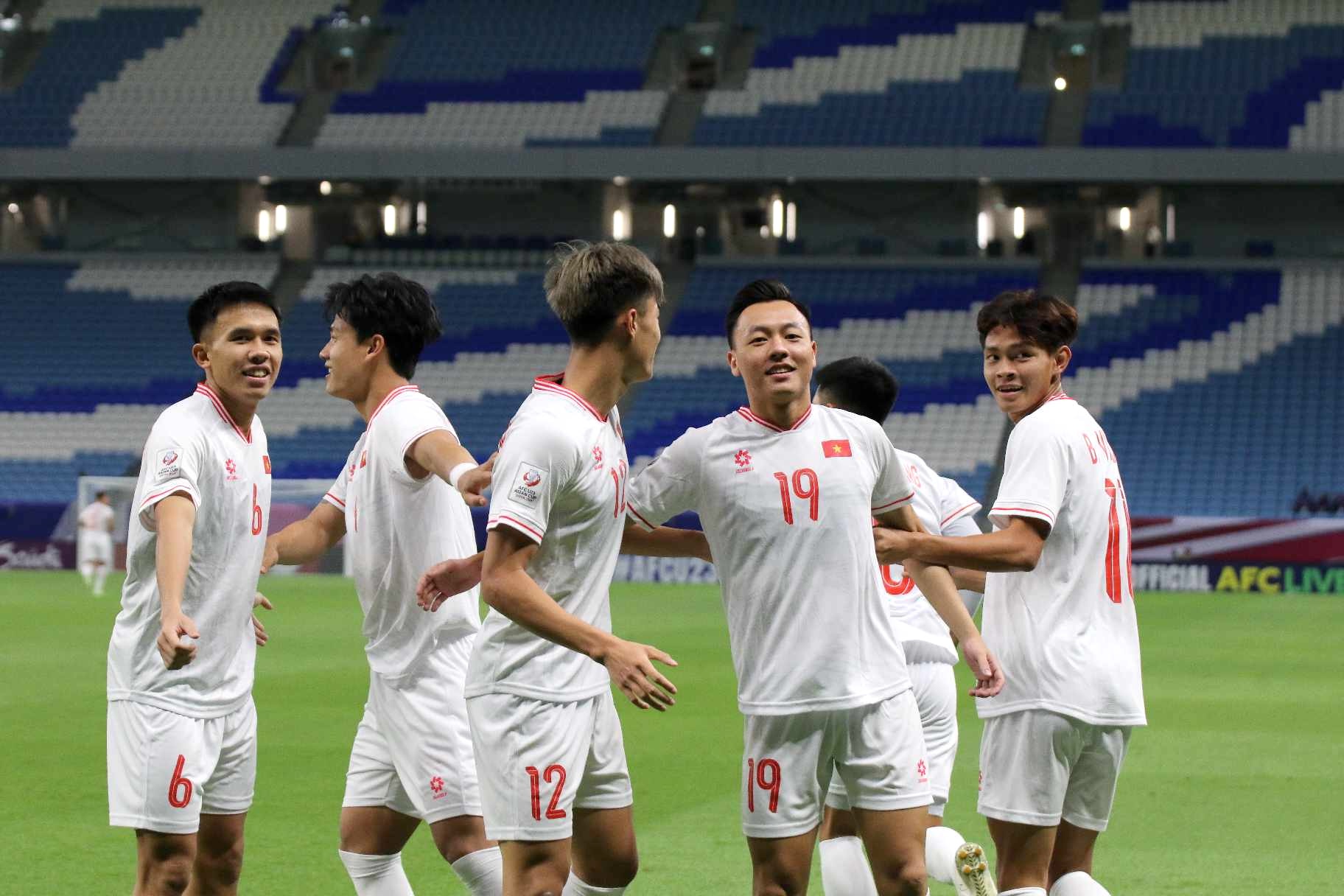 Vĩ Hào được các đồng đội chúc mừng sau bàn thắng