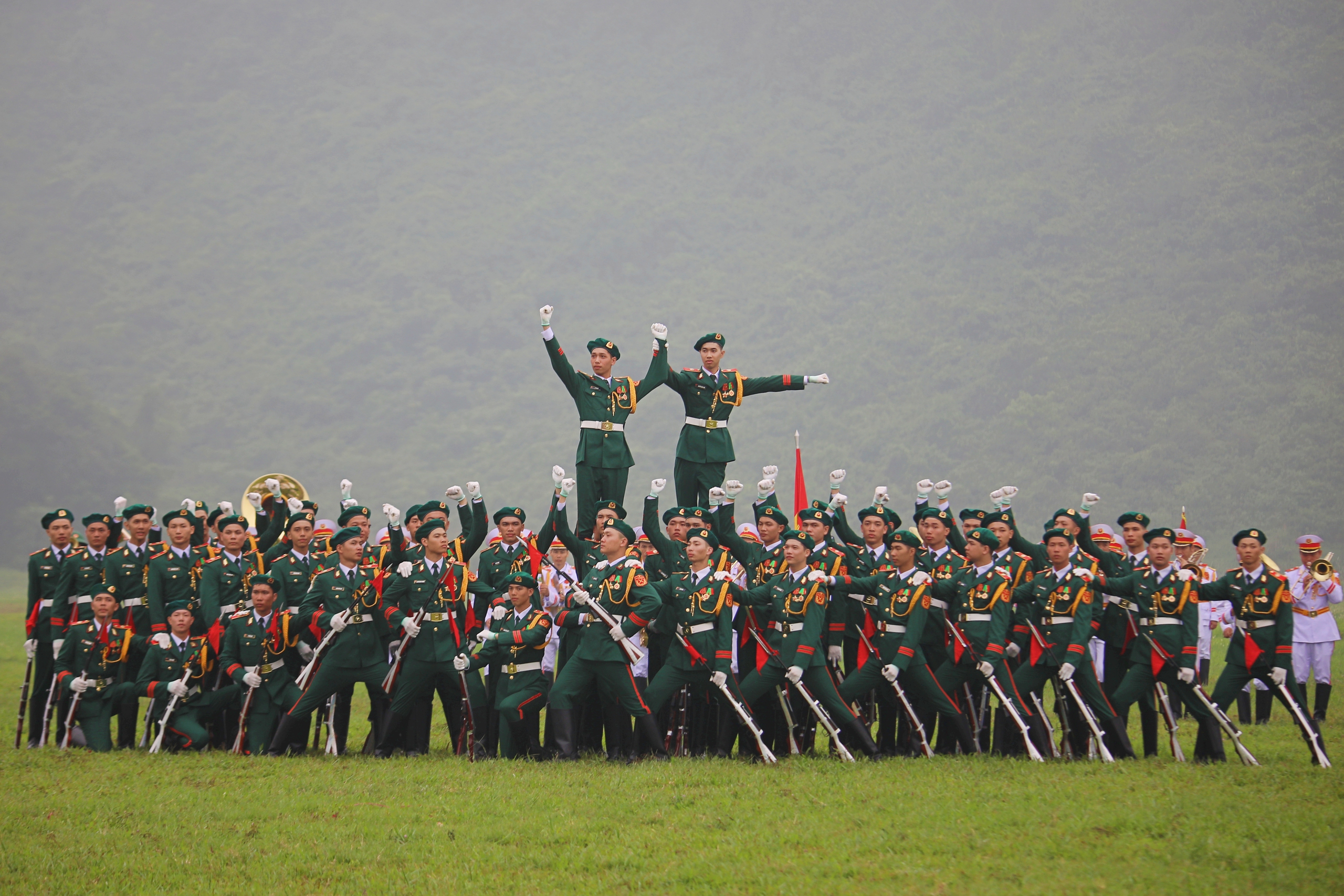 Phần trình diễn đầu tiên kéo dài khoảng 20 phút của Đoàn Nghi lễ quân đội, trước khi diễn ra diễu binh, diễu hành