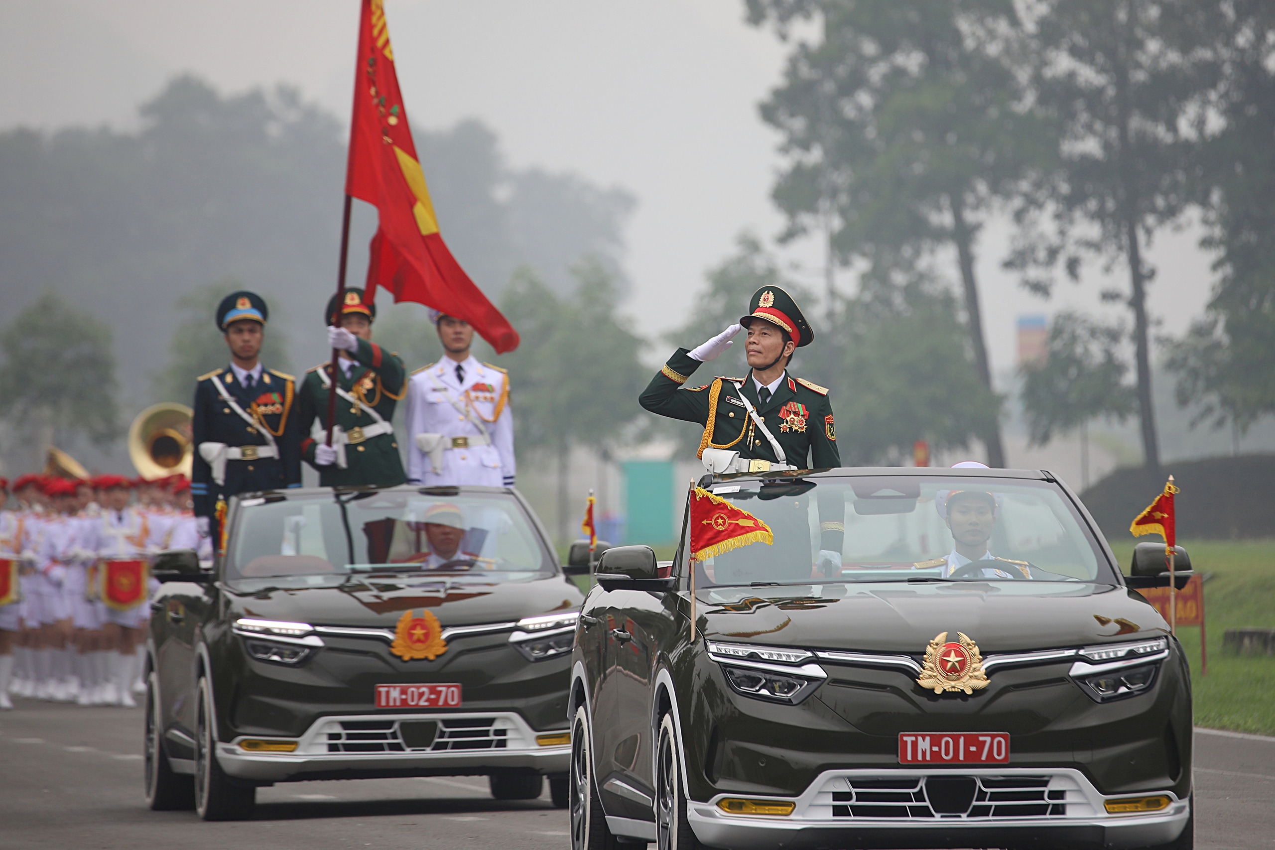 Khối Quân kỳ do trung tướng Nguyễn Trọng Bình, Phó tổng tham mưu trưởng Quân đội nhân dân Việt Nam, chỉ huy, dẫn đầu các khối đại diện cho lực lượng Quân đội nhân dân và dân quân tự vệ  tiến vào lễ đài