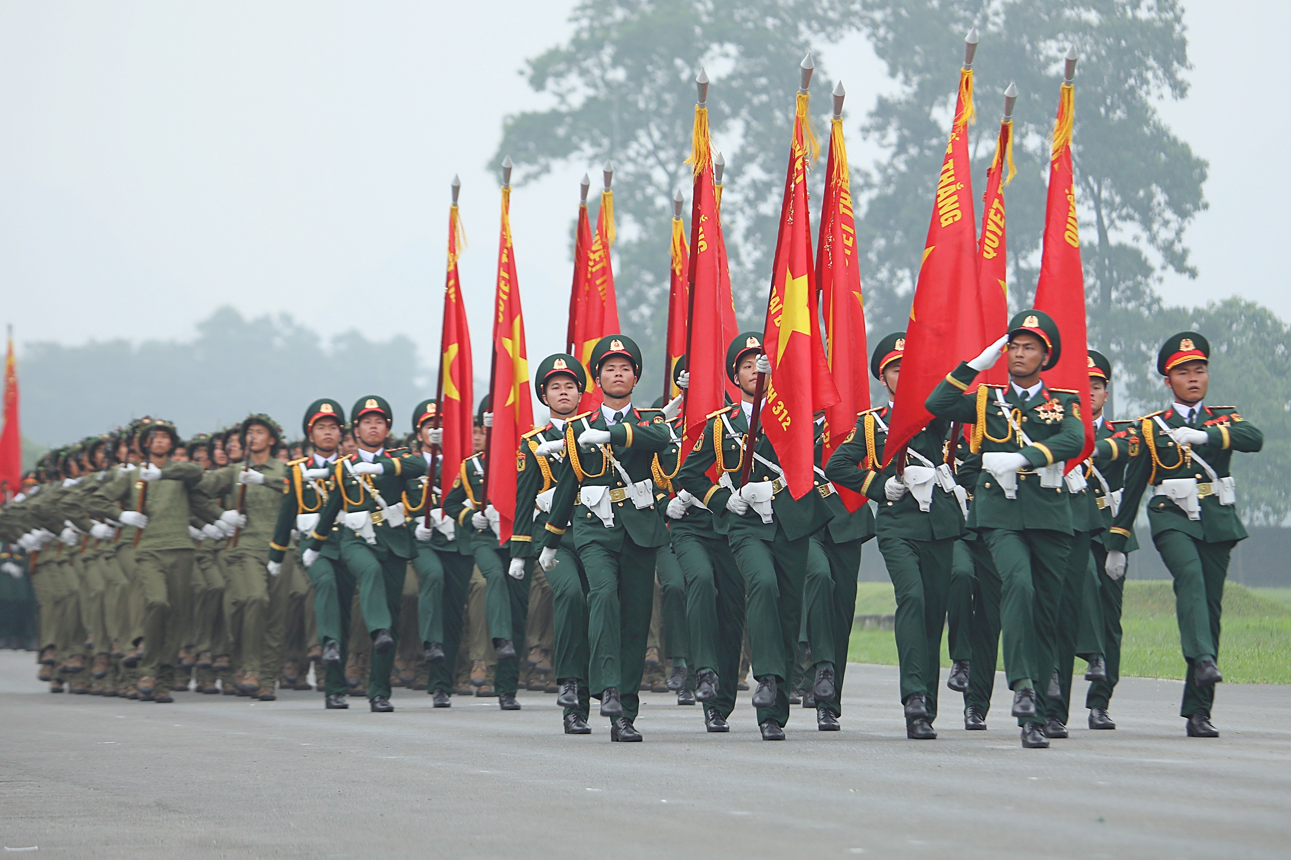 Khối chiến sĩ Điện Biên cùng với quân kỳ của các đơn vị đã làm nên chiến thắng lịch sử Điện Biên Phủ