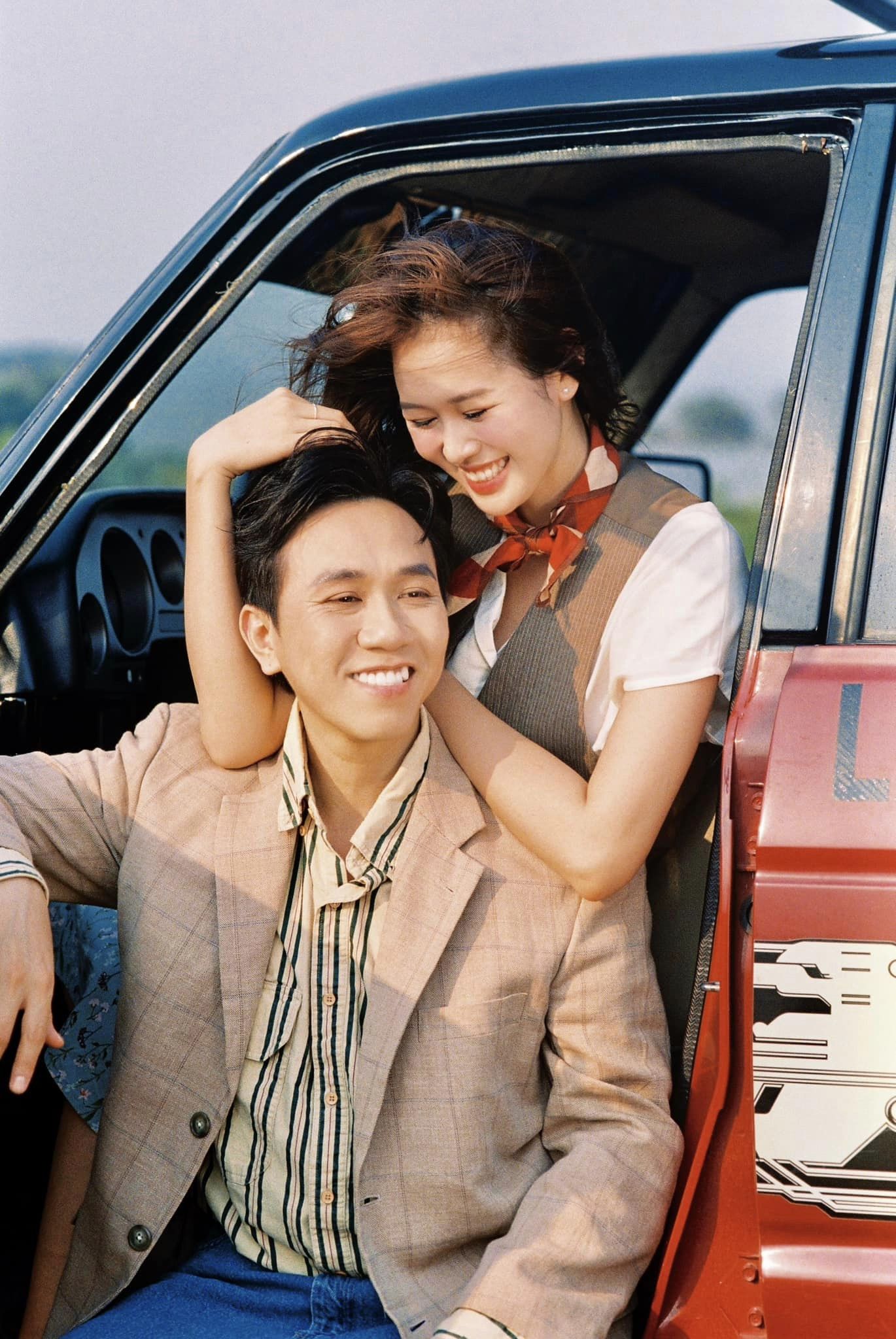Trên trang cá nhân, diễn viên Anh Đức đăng loạt ảnh ngọt ngào bên bạn gái được chụp ở Đồng Nai. Nam diễn viên chia sẻ về hạnh phúc của mình: 