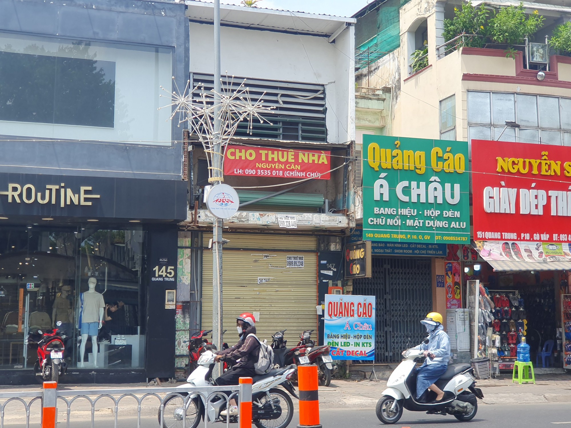 Nhiều cửa hàng quần áo trên đường Quang Trung đóng cửa không hoạt động