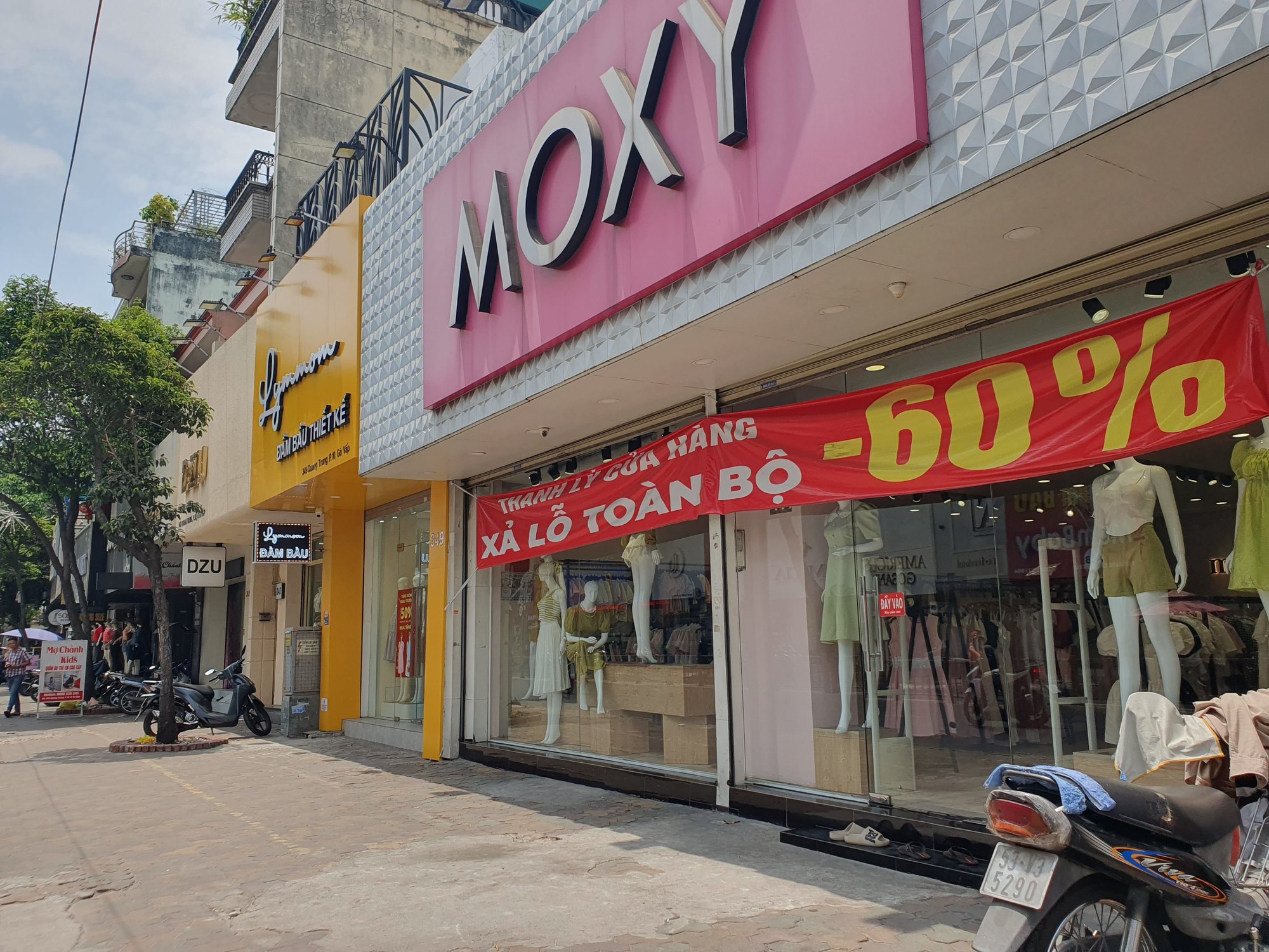 Một số cửa hàng thời trang ở đường Quang Trung có nhiều chương trình thanh lý, xả hàng với giá cực rẻ nhưng vẫn hiếm người ghé mua