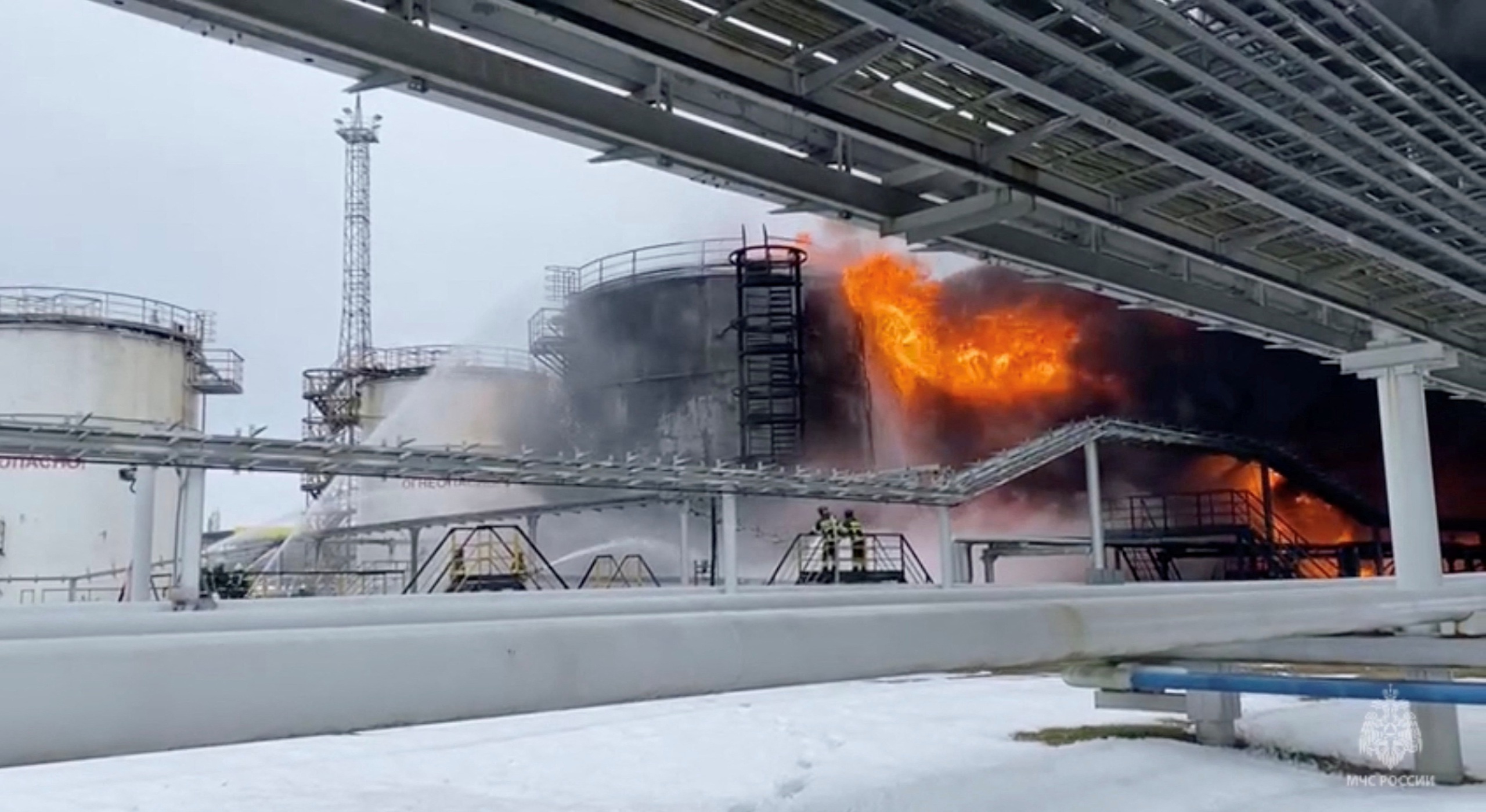 Lính cứu hỏa dập tắt đám tắt tại cơ sở trữ dầu tại thị trấn Klintsy thuộc vùng Bryansk (Nga) sau khi quân đội bắn hạ một máy bay không người lái của Ukraine, ngày 19.1.2024