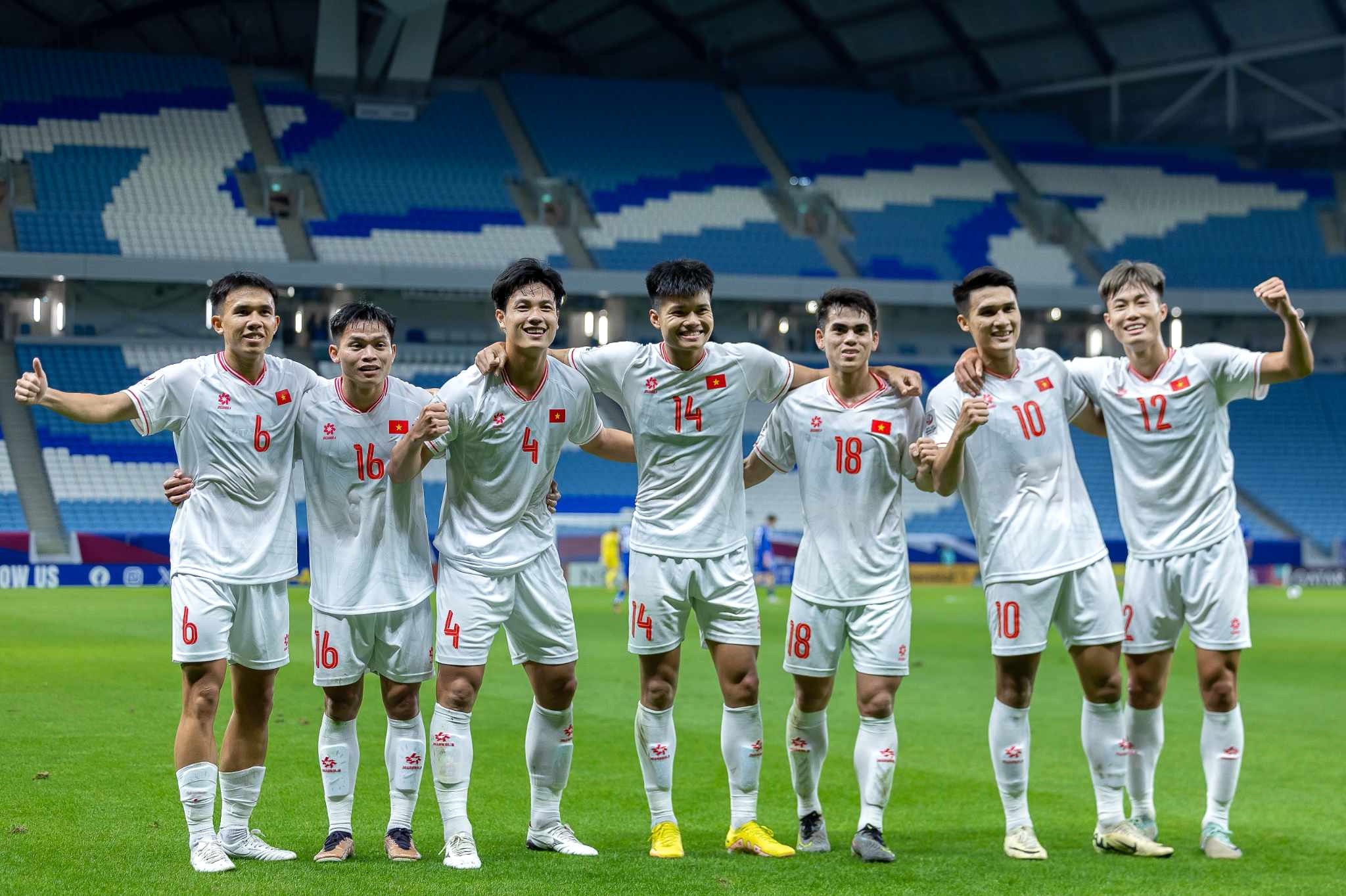 Nguyễn Văn Tùng và các đồng đội sau bàn thắng mở tỷ số