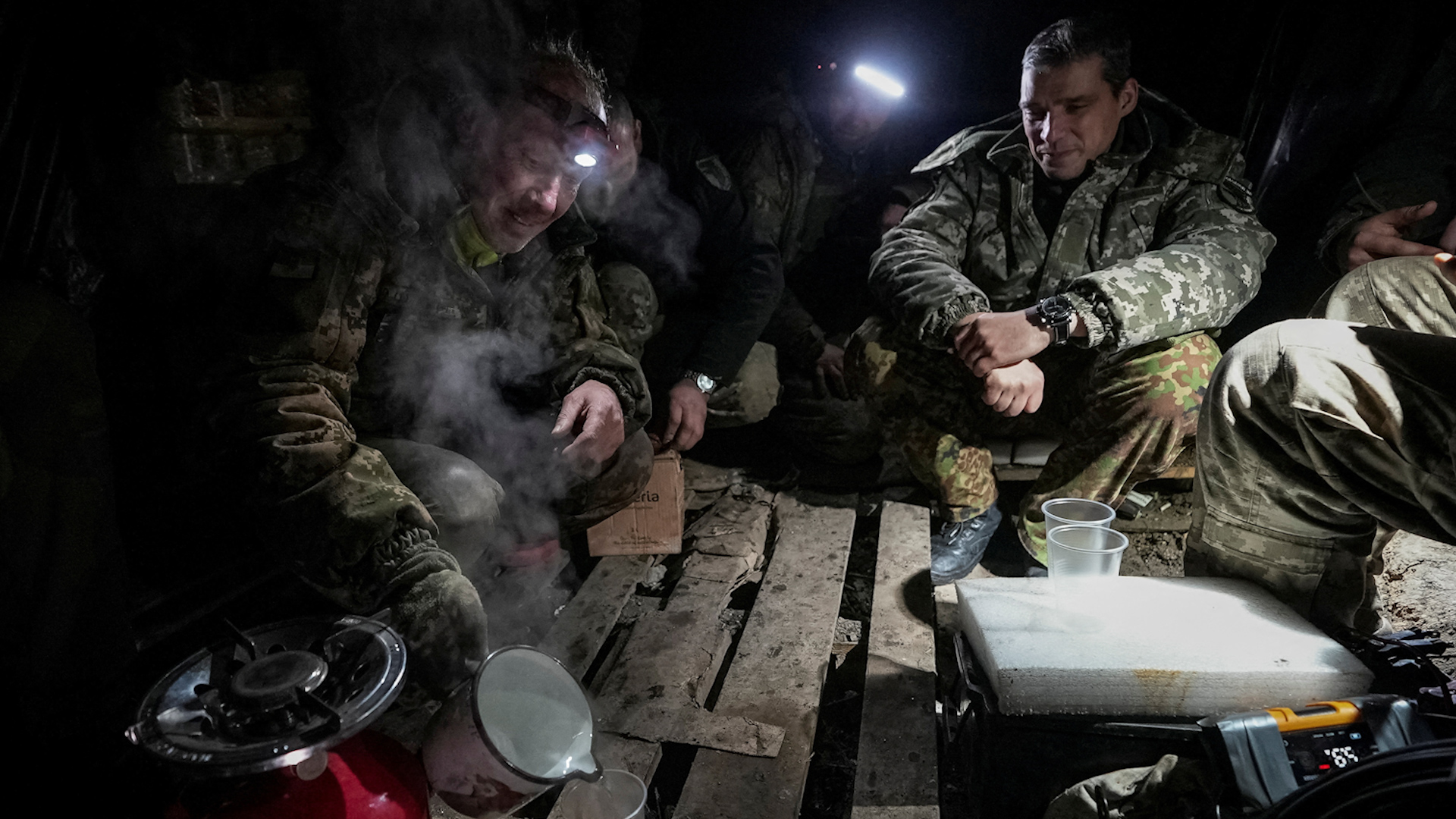 Quân nhân thuộc lữ đoàn 93 nghỉ ngơi bên trong hầm đào ở vị trí tiền tuyến gần thị trấn Chasiv Yar ở vùng Donetsk (Ukraine), ngày 22.2.2024
