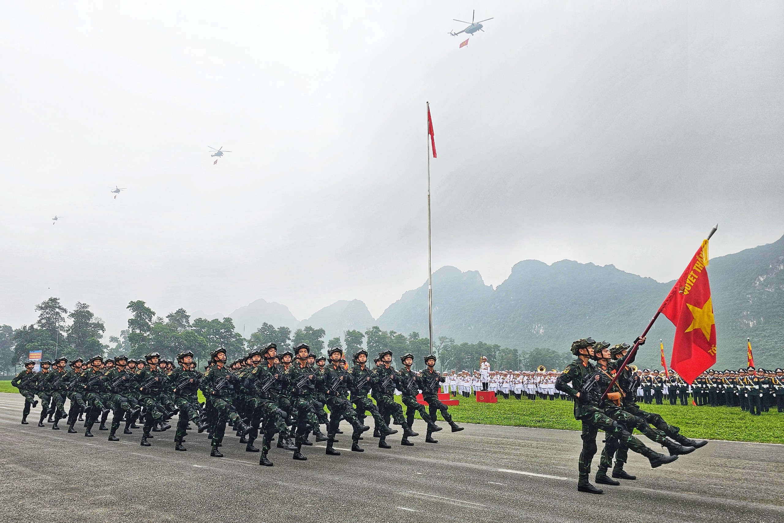 Khối chiến sĩ Trinh sát đặc nhiệm. Phía trên là 9 chiếc trực thăng của Trung đoàn Không quân 916 (Quân chủng Phòng không - Không quân) bay biểu diễn kéo cờ Tổ quốc, cờ Đảng.
