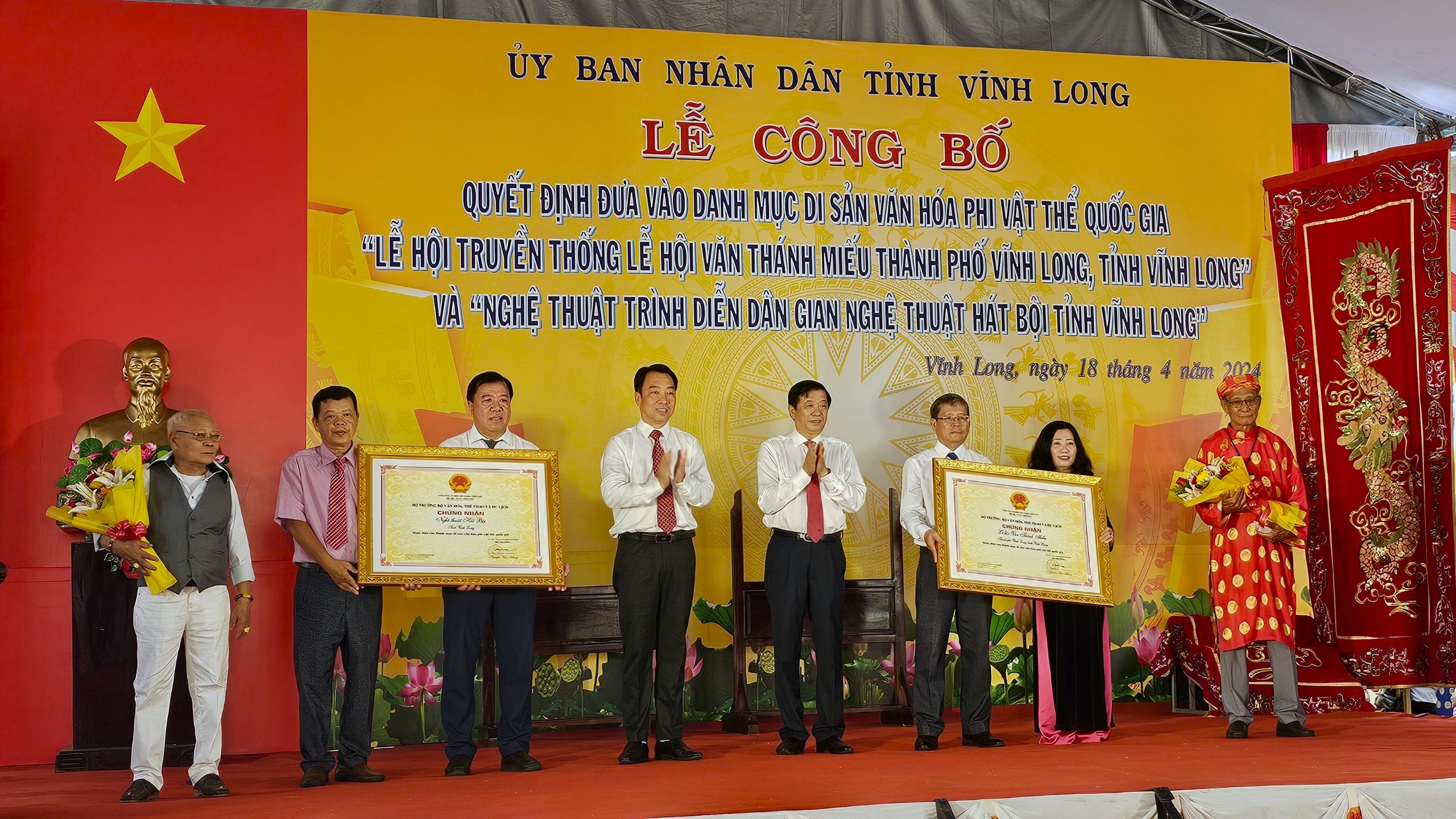 Ông Bùi Văn Nghiêm, Bí thư Tỉnh ủy và ông Lữ Quang Ngời, Chủ tịch UBND tỉnh Vĩnh Long trao quyết định của Bộ VH-TT-DL công nhận 2 di tích văn hóa phi vật thể quốc gia ở Vĩnh Long