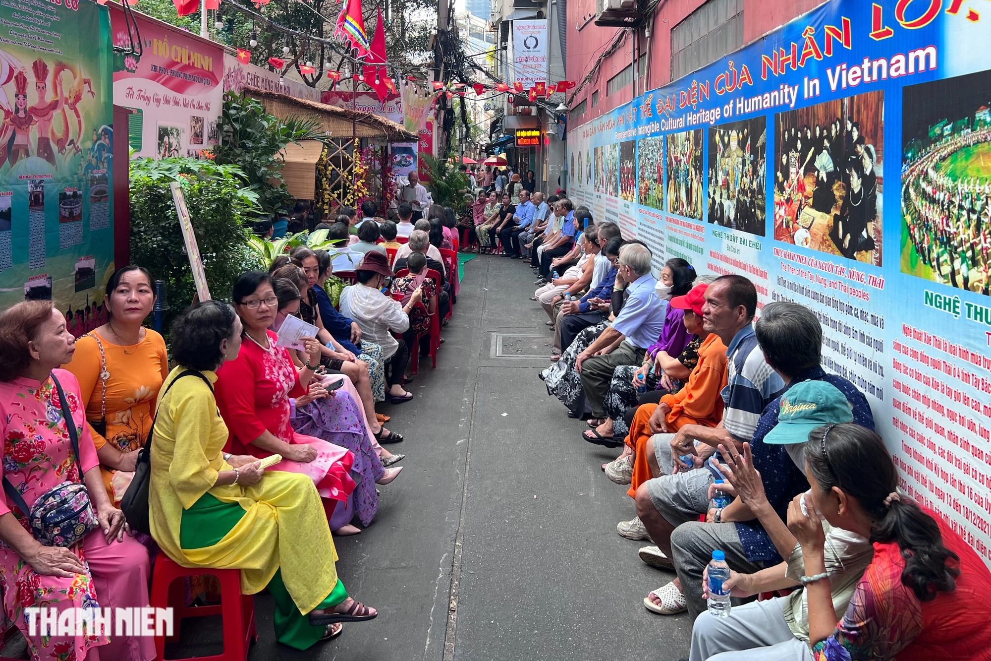 Người dân khu phố 4 ăn mặc nghiêm trang, có mặt tại hẻm 353 đường Phạm Ngũ Lão dự lễ dâng hương.