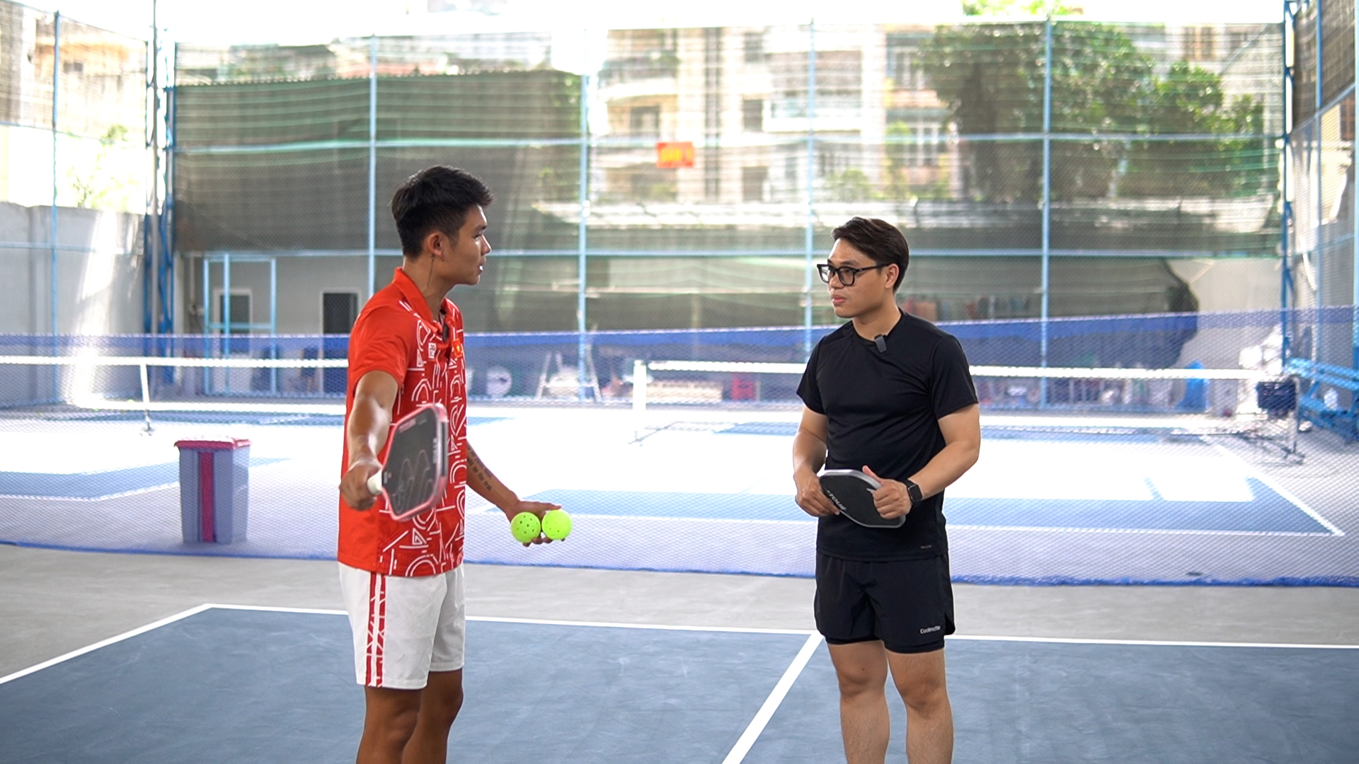 VĐV Trịnh Linh Giang - tay vợt tennis số 2 Việt Nam là người hướng dẫn chơi pickleball
