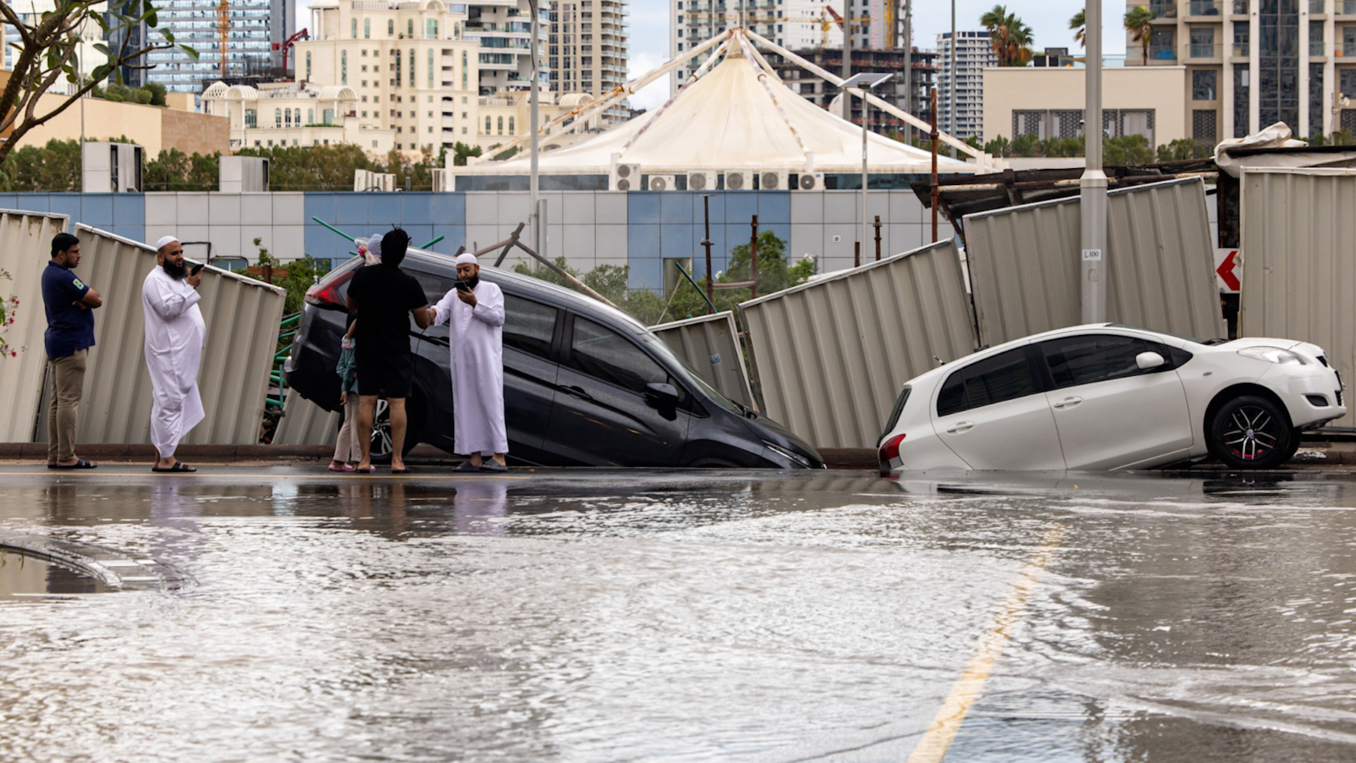 Xe hơi của người dân bị ngã nghiêng vì mưa bão và ngập lụt tại Dubai (UAE)