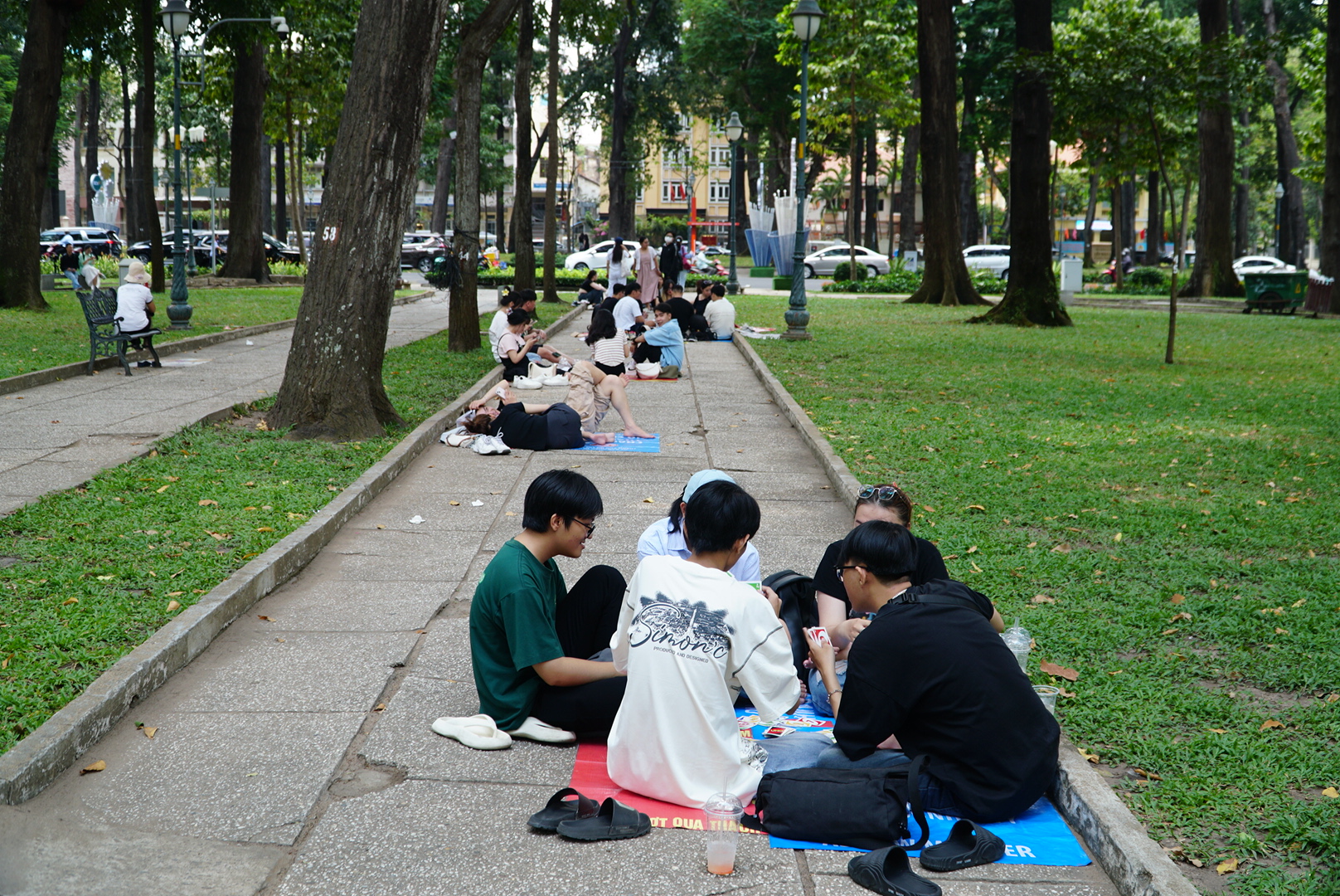Nhiều bạn trẻ chọn Công viên 30.4 làm điểm tránh nóng