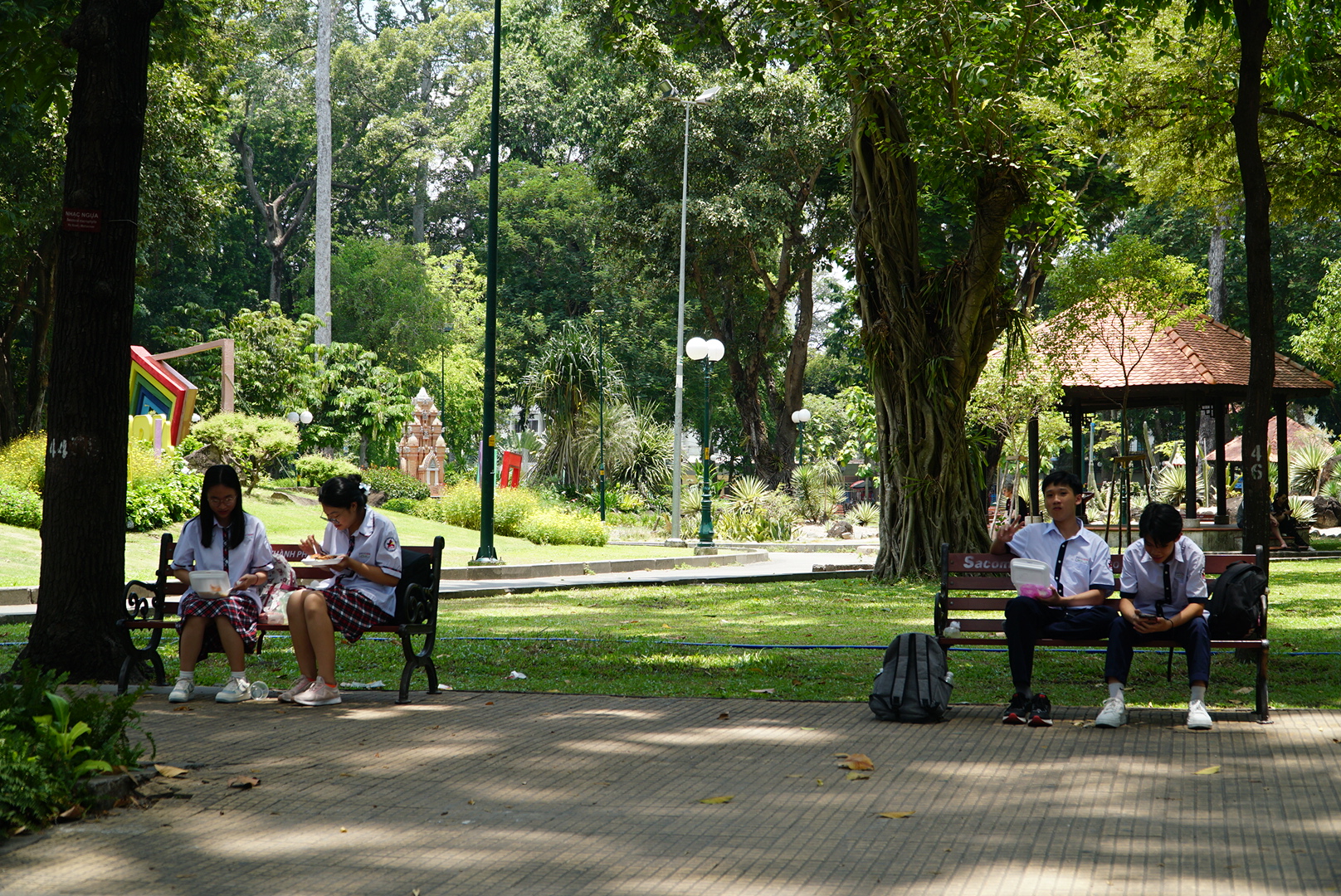 Tại Công viên Tao Đàn cũng tương tự, được nhiều học sinh lựa chọn làm điểm tránh nắng lúc giữa trưa