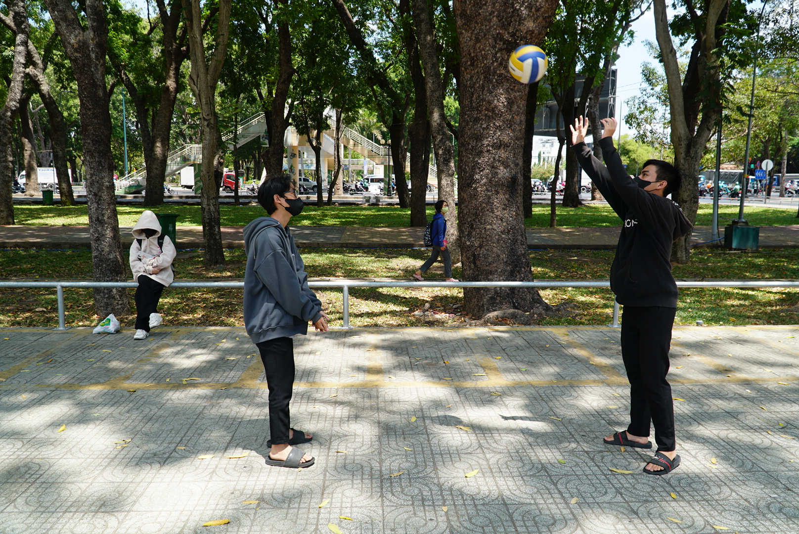 Một số sinh viên Trường ĐH Công nghiệp TP.HCM vẫn vui vẻ tham gia các hoạt động ở Công viên Gia Định dù nắng nóng