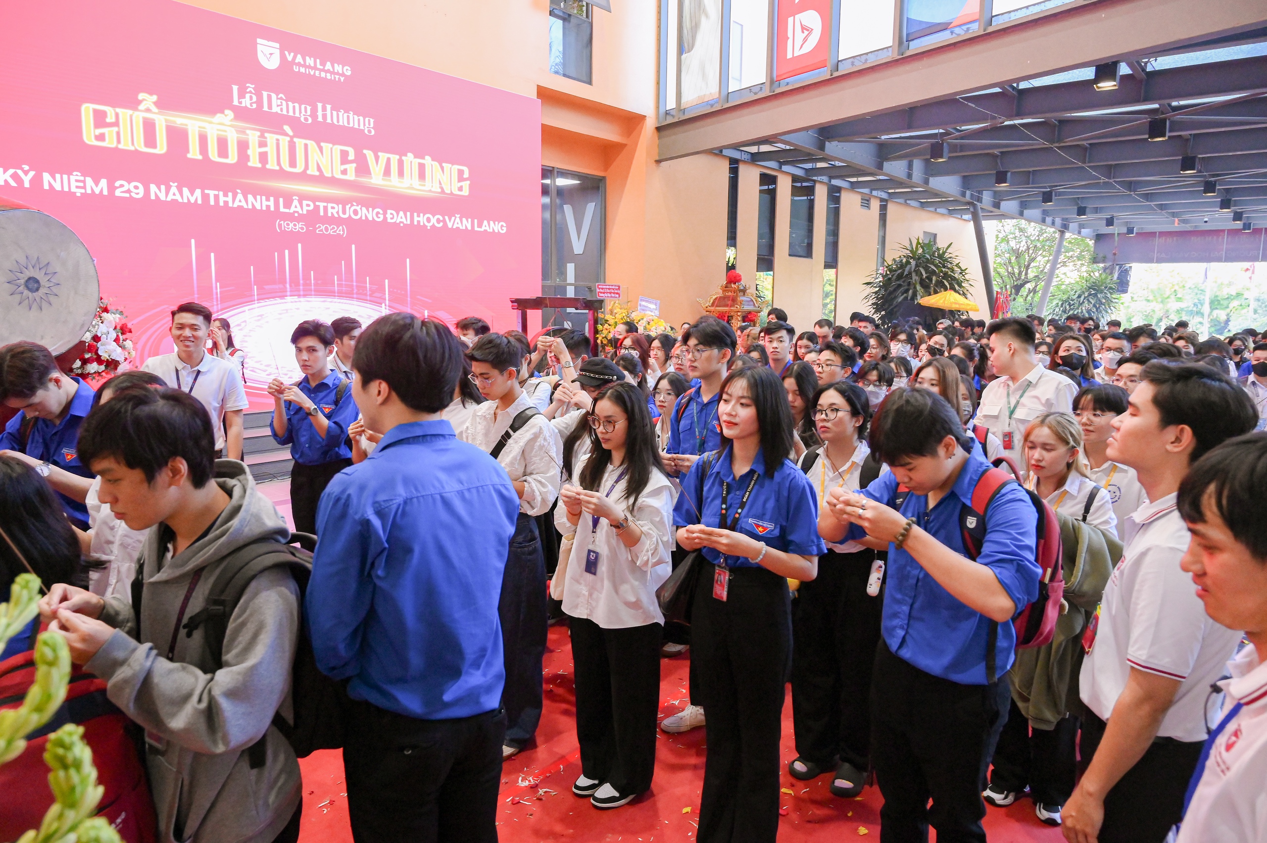 Sinh viên Trường ĐH Văn Lang tham gia dâng hương tưởng nhớ các Vua Hùng