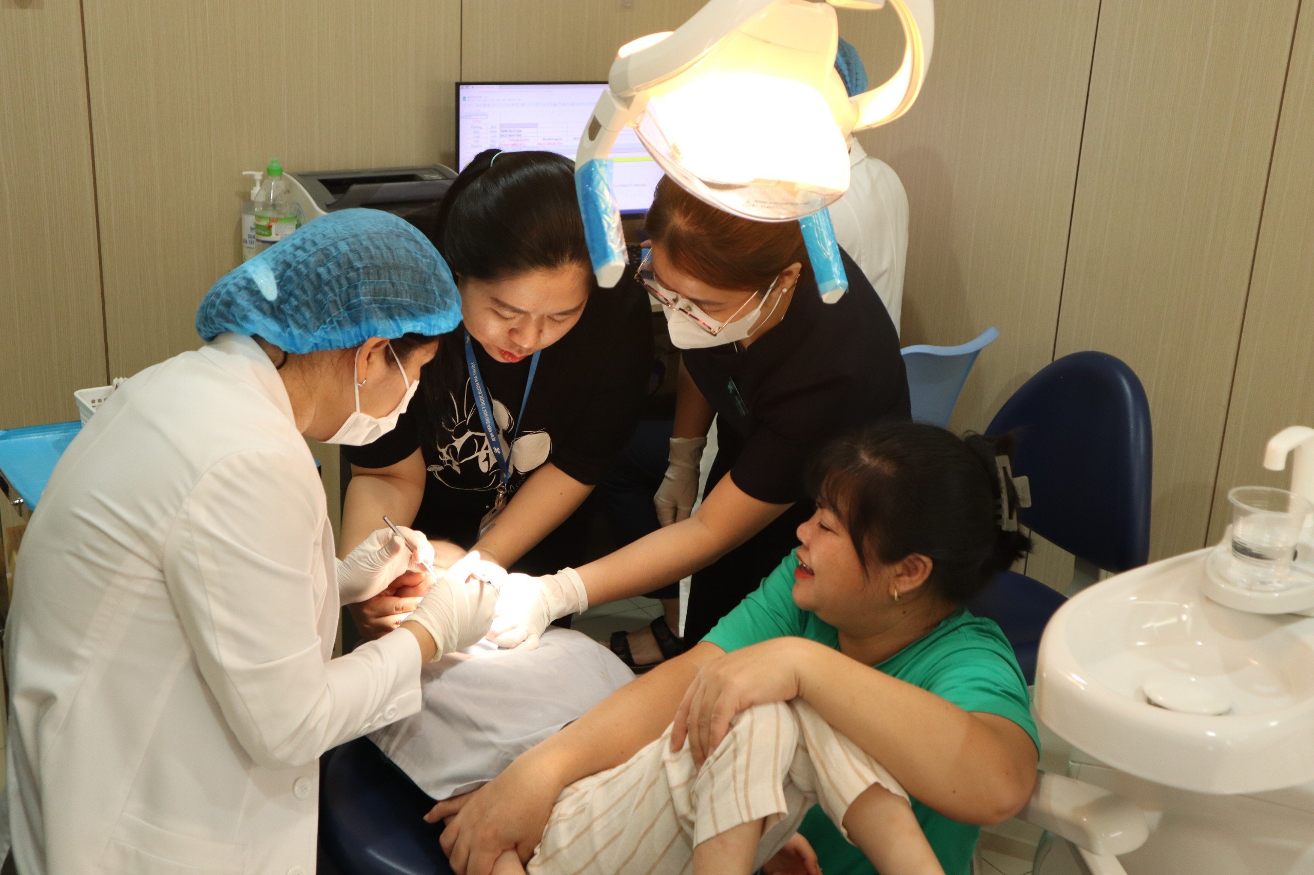Khám chữa bệnh, tư vấn chăm sóc răng miệng cho trẻ bại não ở Đắk Lắk- Ảnh 1. Khám chữa bệnh, tư vấn chăm sóc răng miệng cho trẻ bại não ở Đắk Lắk- Ảnh 1.