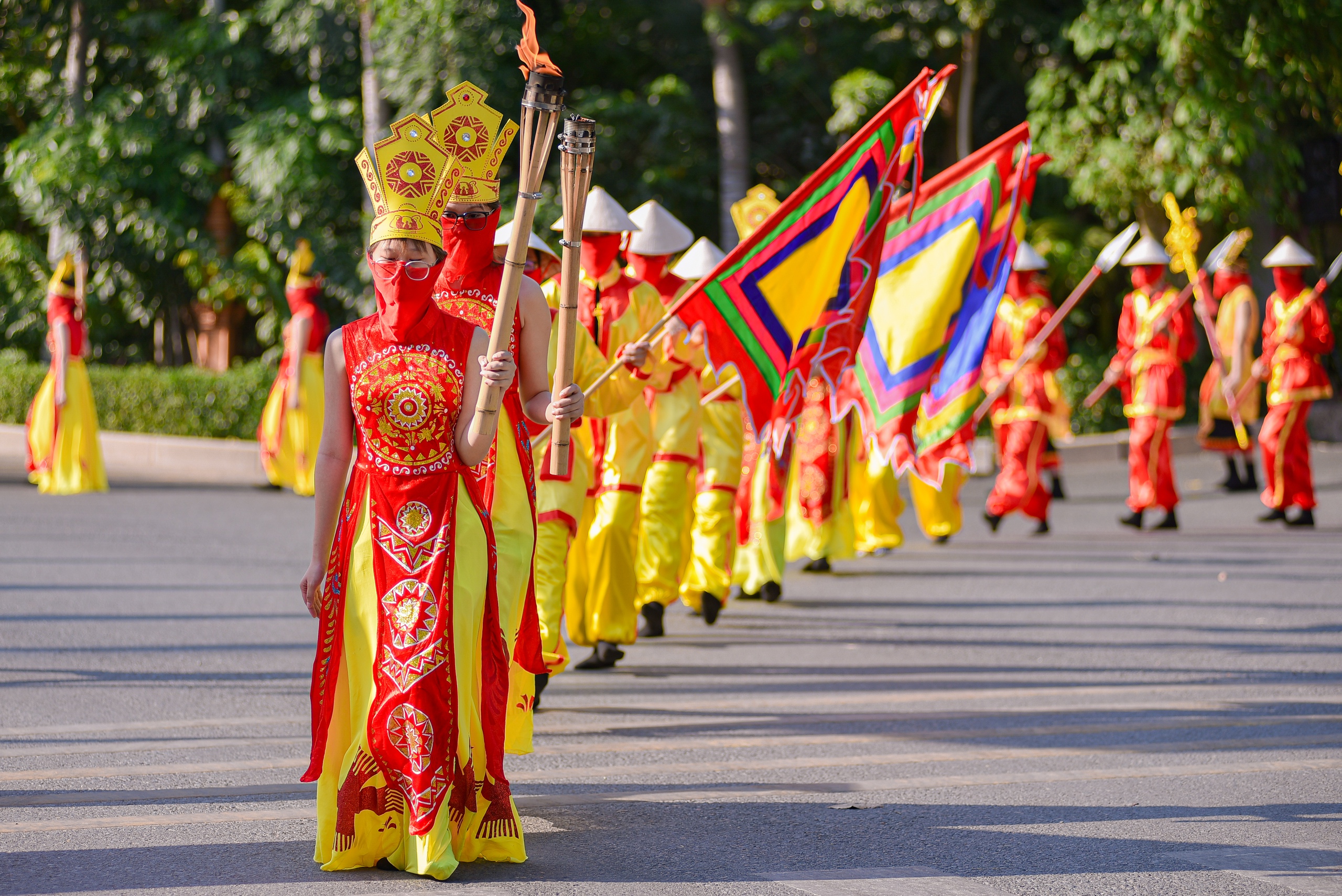 Sinh viên Trường ĐH Văn Lang tham gia nghi lễ truyền thống