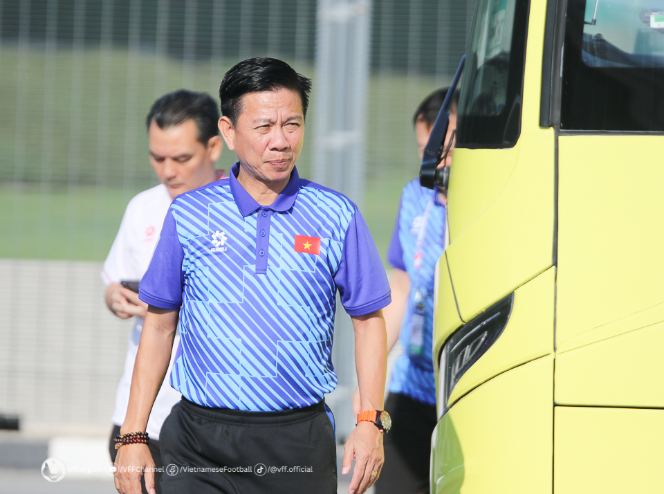 HLV Hoàng Anh Tuấn dặn dò các cầu thủ cần tránh sai lầm trước Malaysia