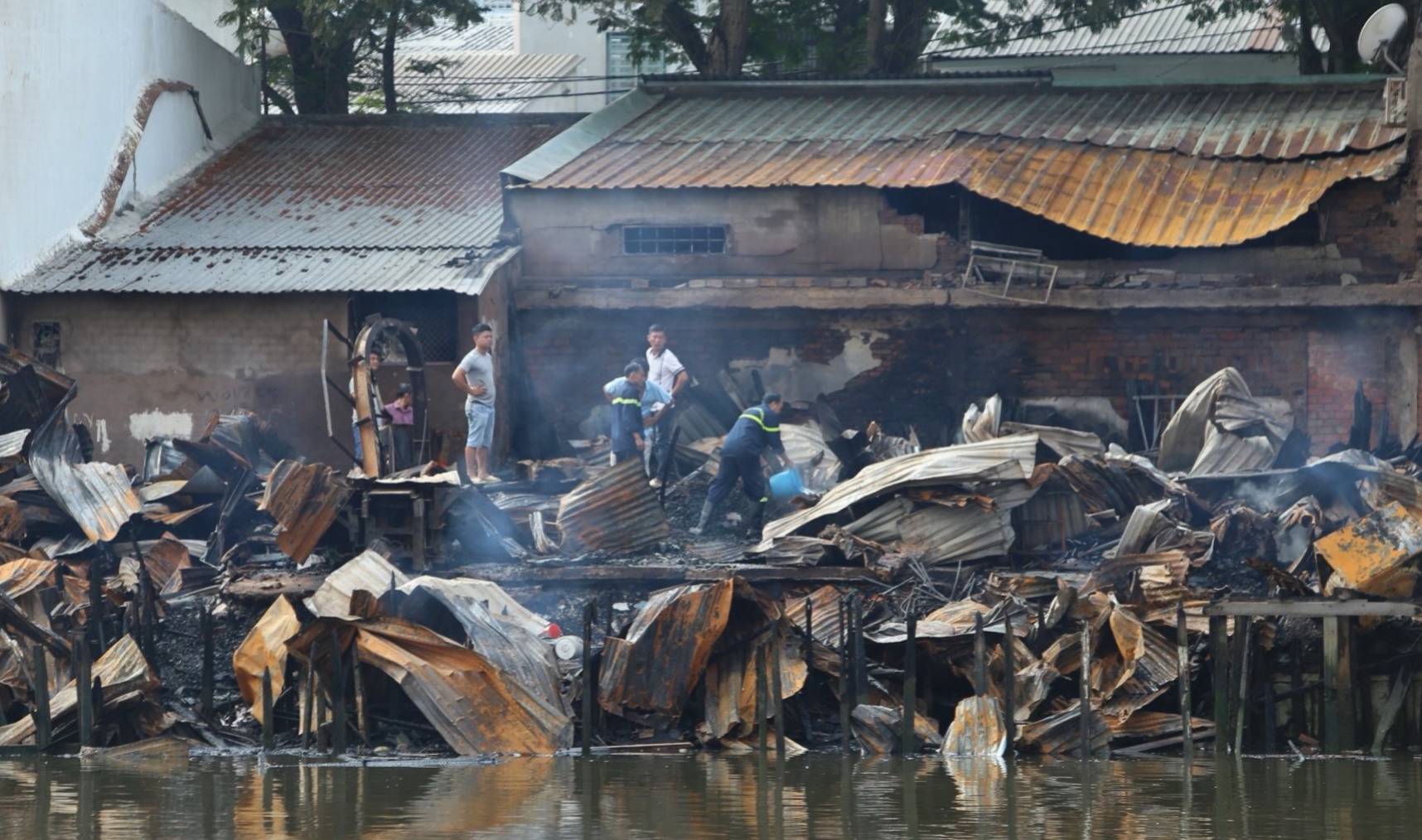 Thêm nguồn hỗ trợ 9 hộ dân bị ảnh hưởng bởi vụ cháy dãy nhà ven kênh Đôi- Ảnh 3.