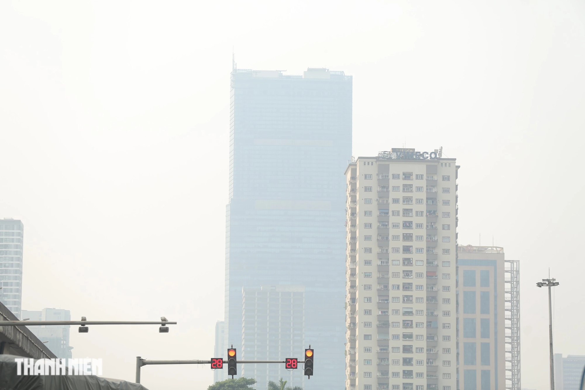 Hà Nội: 'Ngộp thở' khi làm việc giữa trời nắng nóng và ô nhiễm không khí- Ảnh 3.