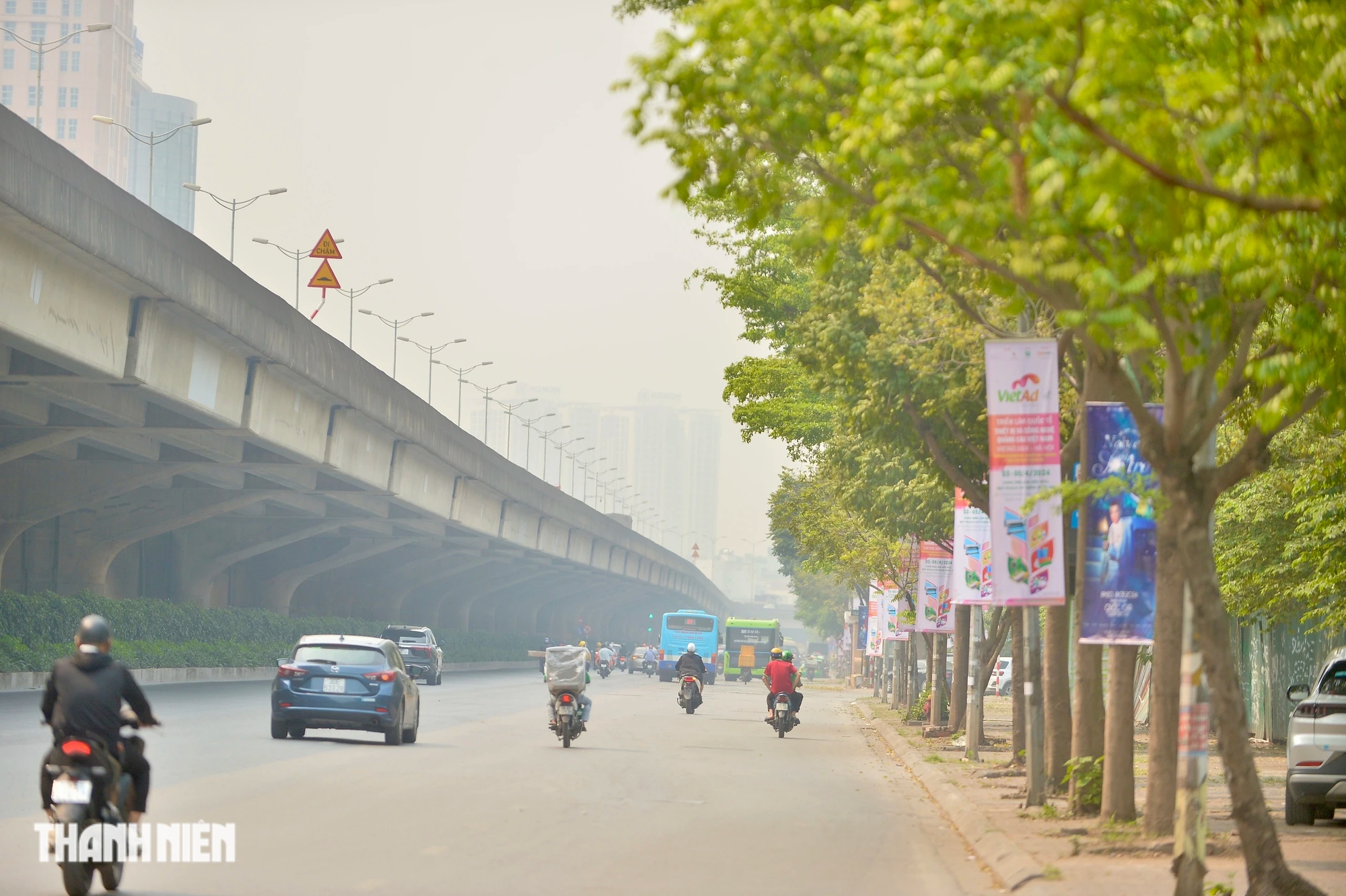 Hà Nội: 'Ngộp thở' khi làm việc giữa trời nắng nóng và ô nhiễm không khí- Ảnh 5.