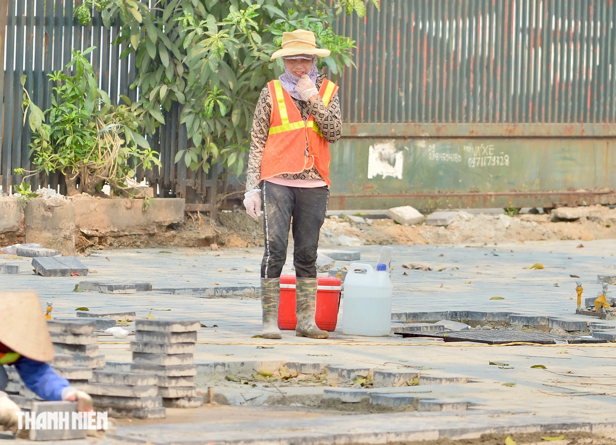 Hà Nội: 'Ngộp thở' khi làm việc giữa trời nắng nóng và ô nhiễm không khí- Ảnh 10.