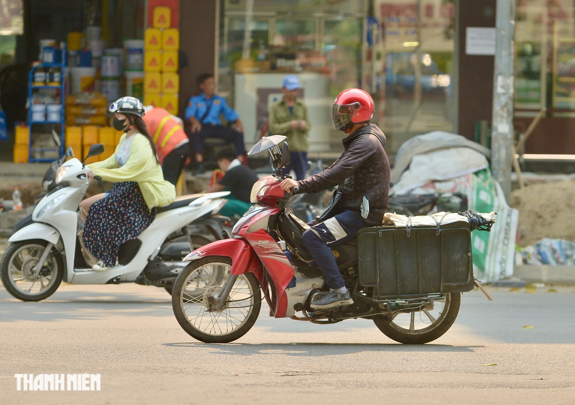 Hà Nội: 'Ngộp thở' khi làm việc giữa trời nắng nóng và ô nhiễm không khí- Ảnh 11.