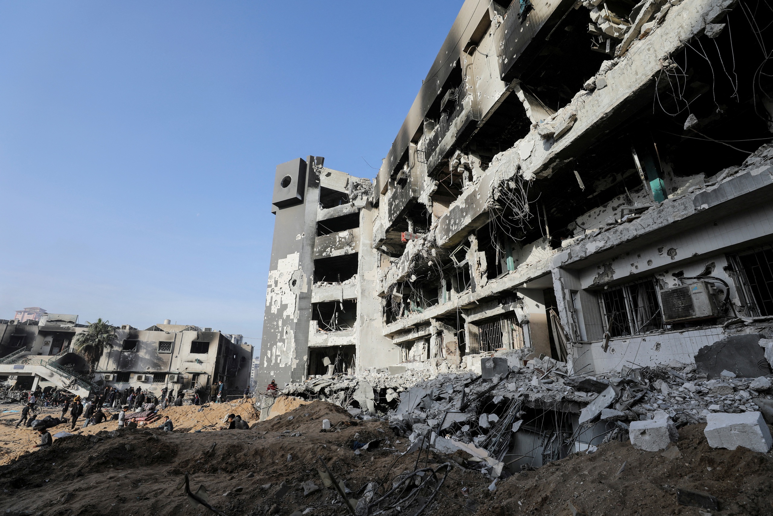 Bệnh viện lớn nhất Gaza tan hoang, rải rác thi thể sau khi Israel rút quân- Ảnh 1.