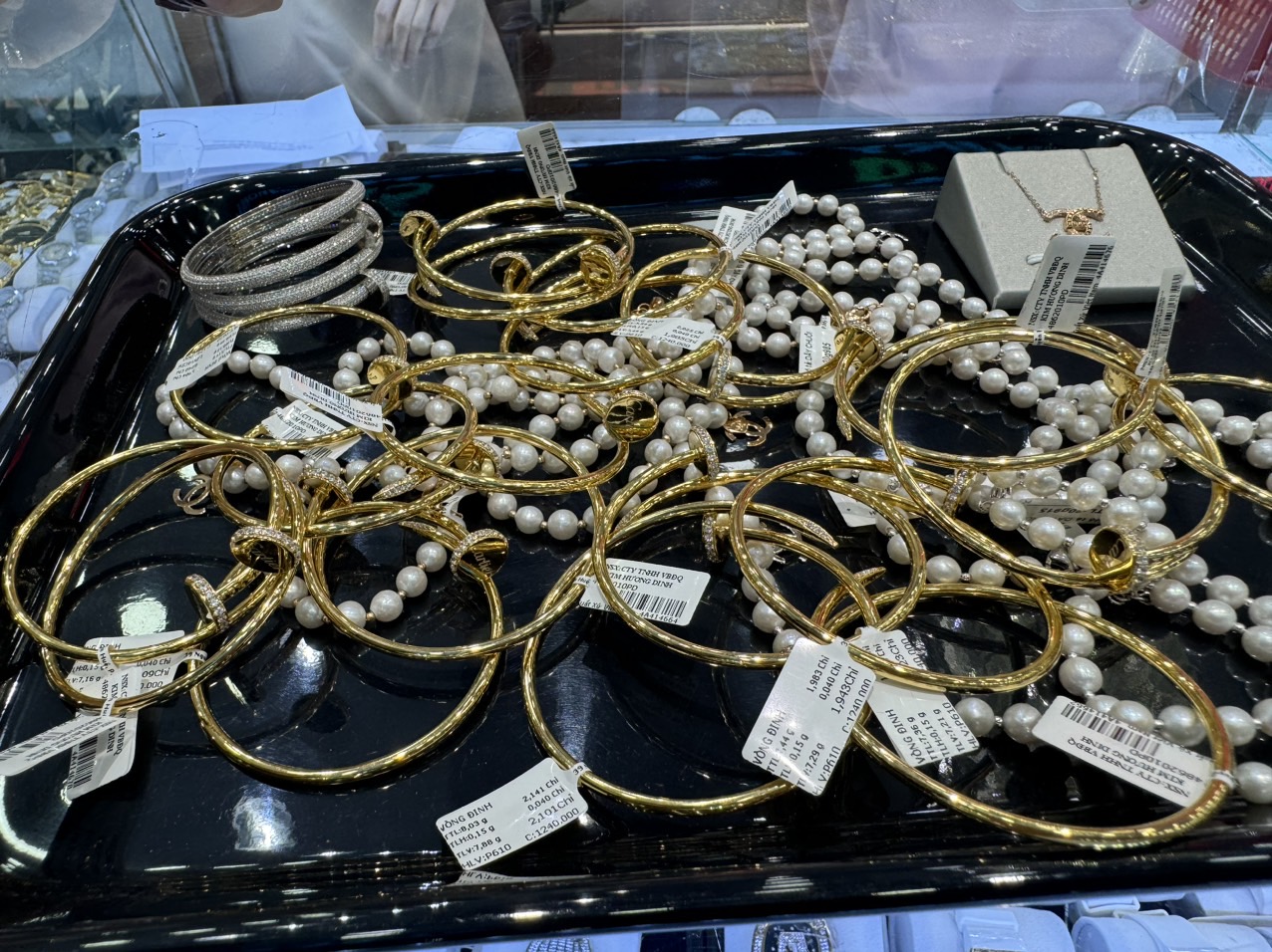 Kiểm tra tiệm vàng trăm tỉ ở An Giang, phát hiện vàng nghi giả thương hiệu Chanel, Cartier- Ảnh 3. Kiểm tra tiệm vàng trăm tỉ ở An Giang, phát hiện vàng nghi giả thương hiệu Chanel, Cartier- Ảnh 3.