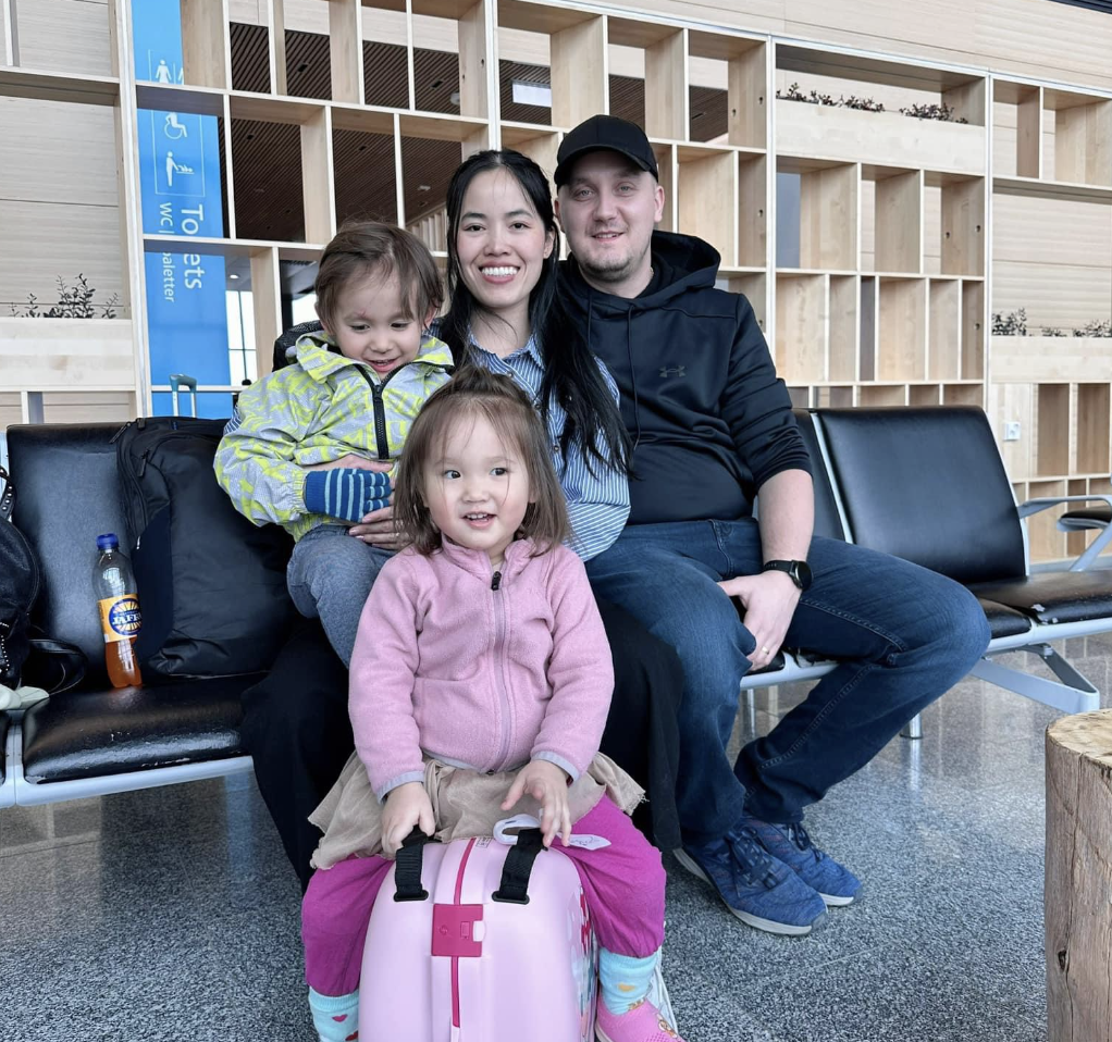 Vợ chồng chị Thúy và 2 con vô cùng hào hứng khi về Việt Nam