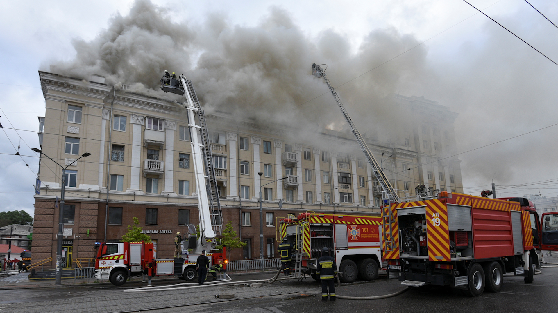 Lính cứu hỏa dập lửa tại khu vực tòa nhà chung cư bị trúng tên lửa của Nga, ở Dnipro (Ukraine), ngày 19.4.2024