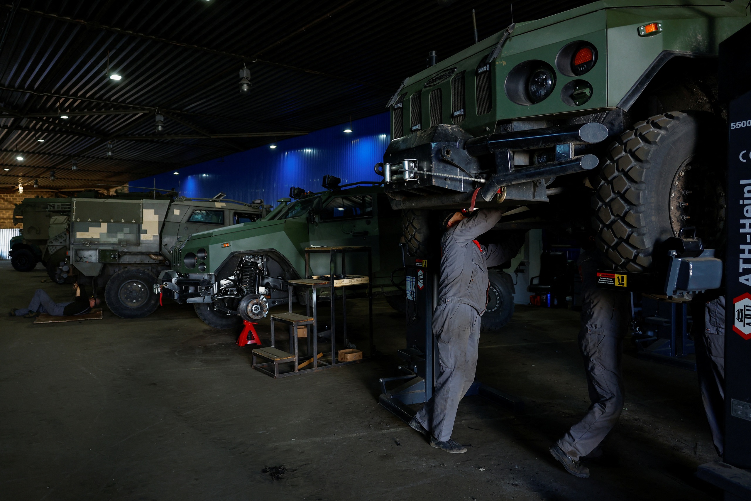 Nhân viên sửa chữa xe bọc thép chở quân Novator tại một nhà xưởng ở Ukraine
